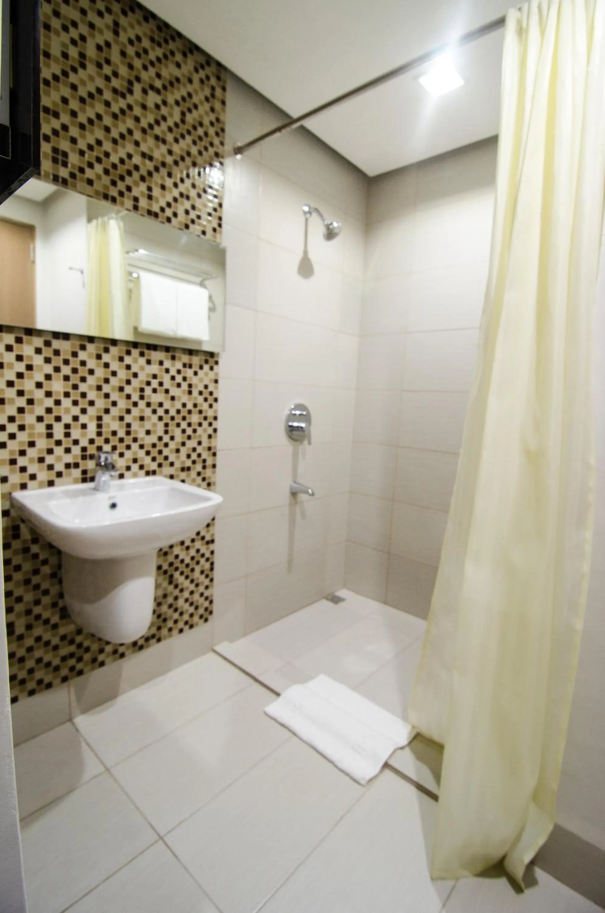 Bathroom in Madison Hotel PHL