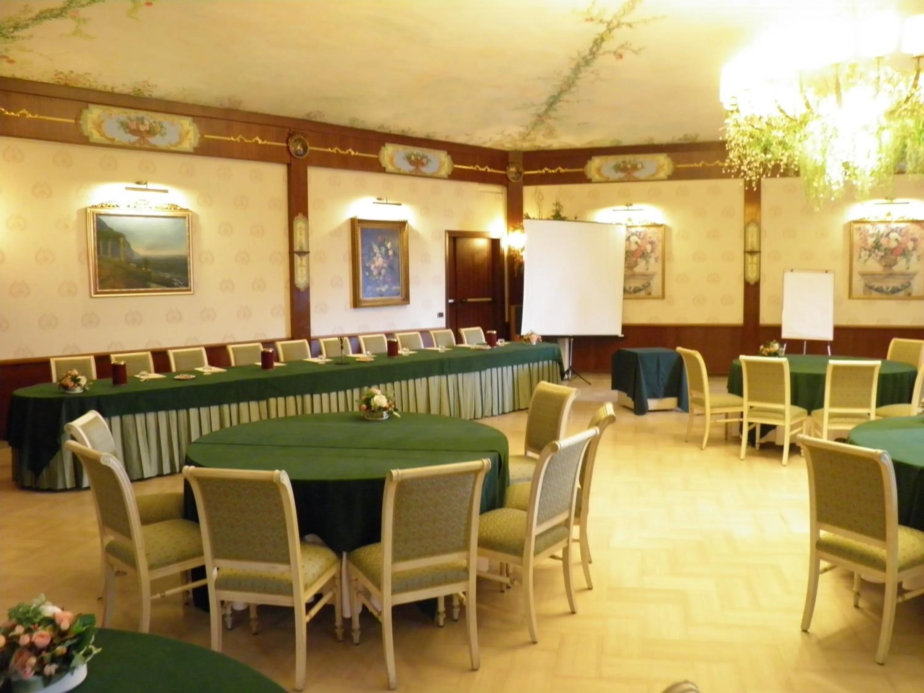 Business facilities in Miralago