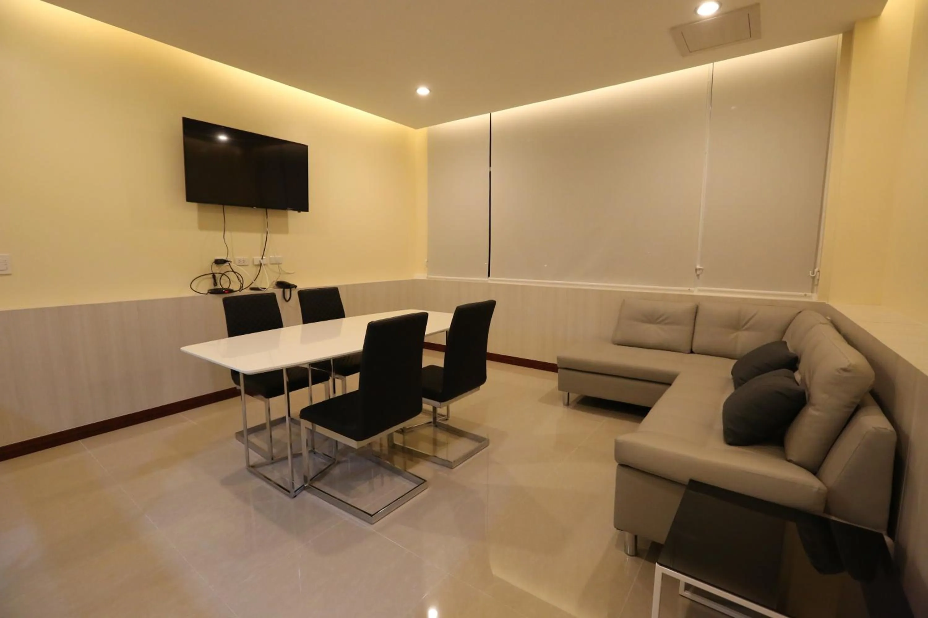 Meeting/conference room in RoomQuest Suvarnabhumi Airport Romklao Soi 6