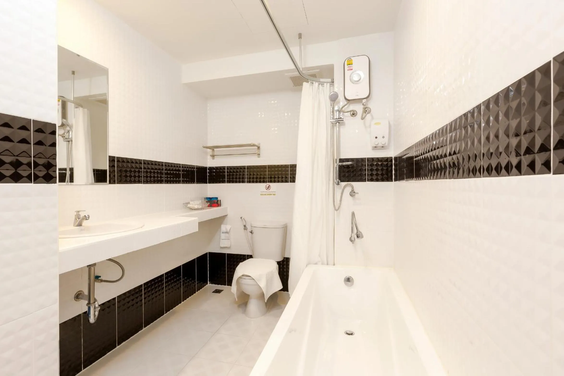 Hot Tub in RoomQuest Suvarnabhumi Airport Romklao Soi 6