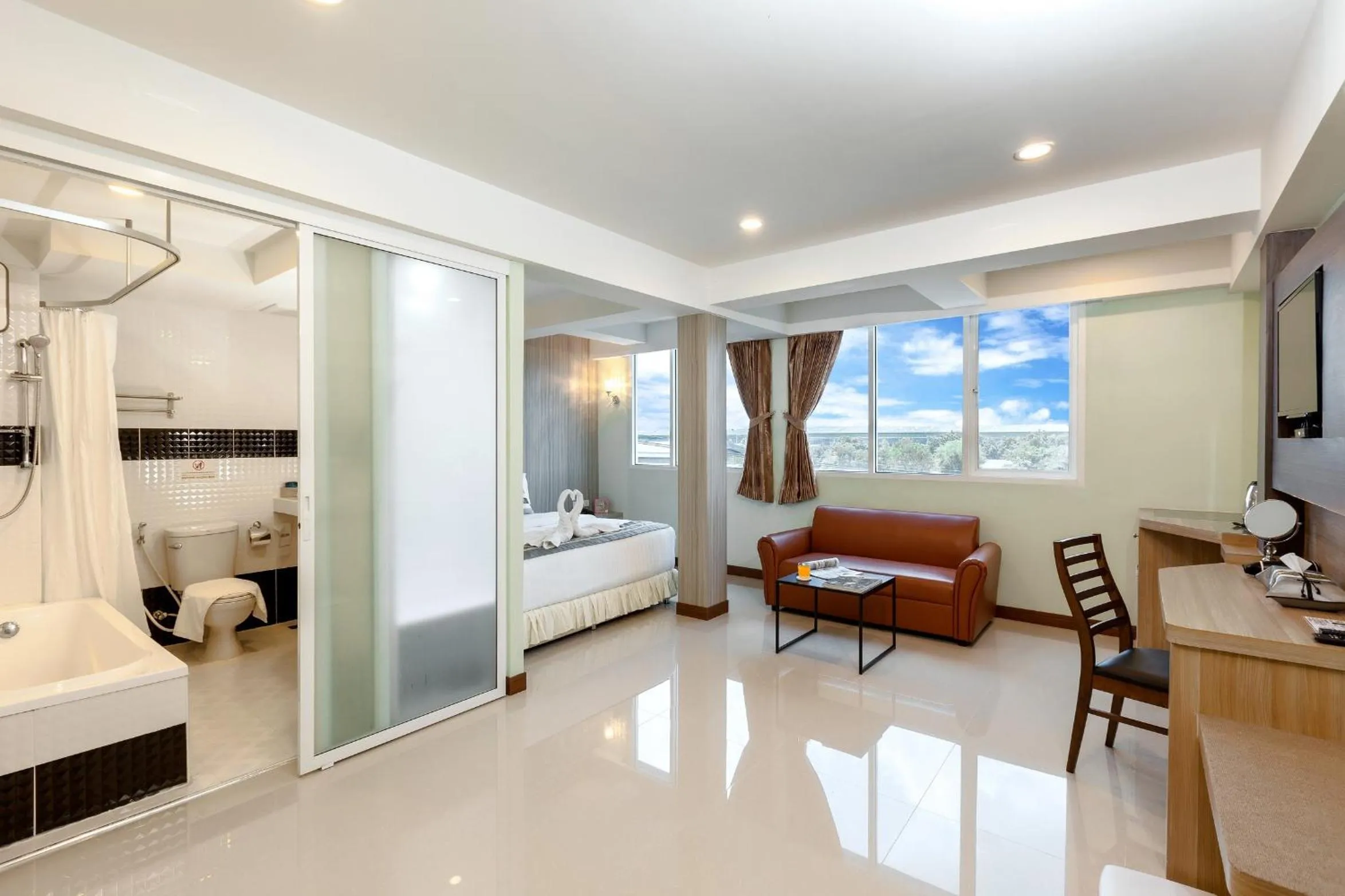 Living room in RoomQuest Suvarnabhumi Airport Romklao Soi 6