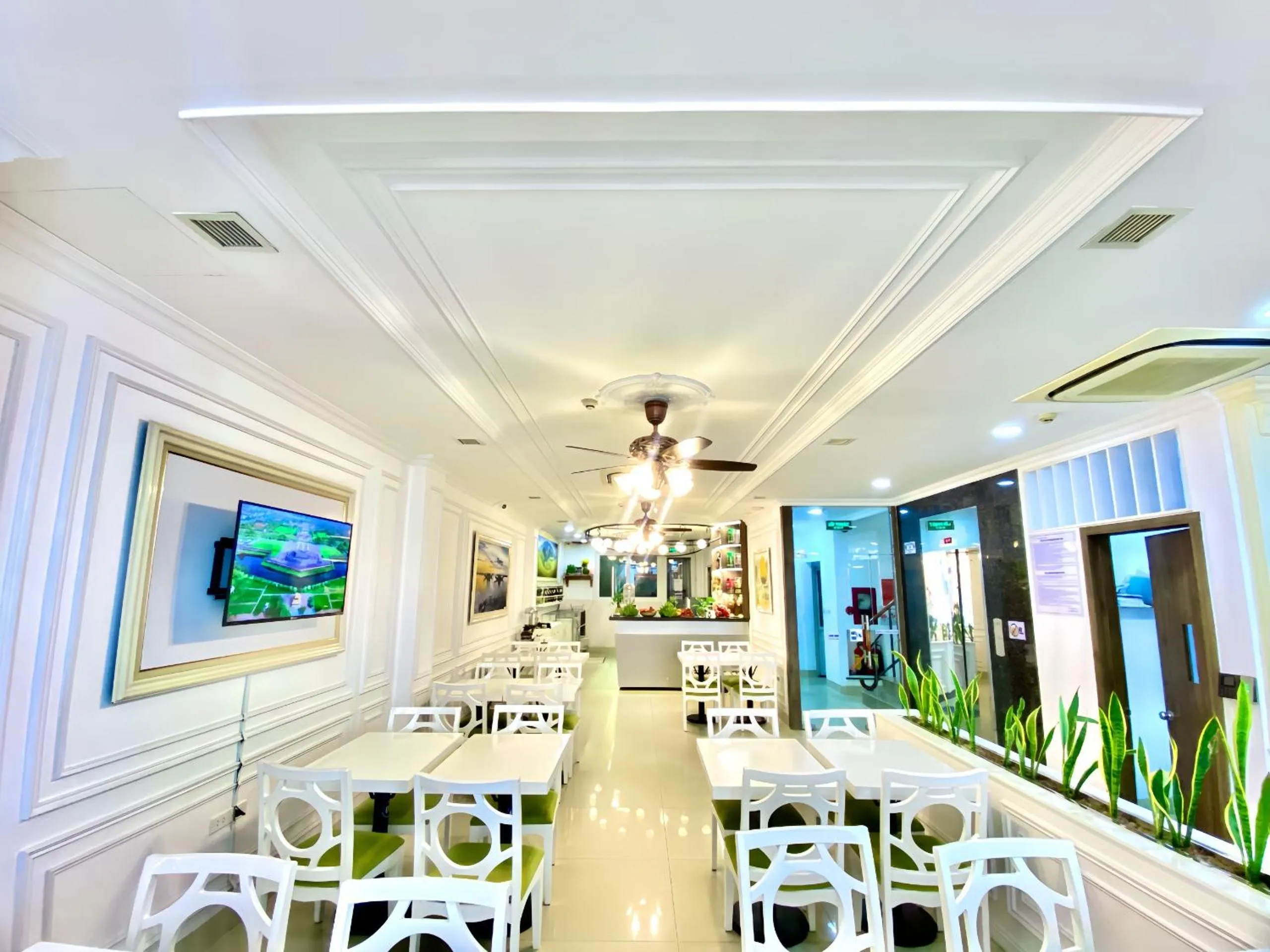 Restaurant/places to eat in Hotel La Perle