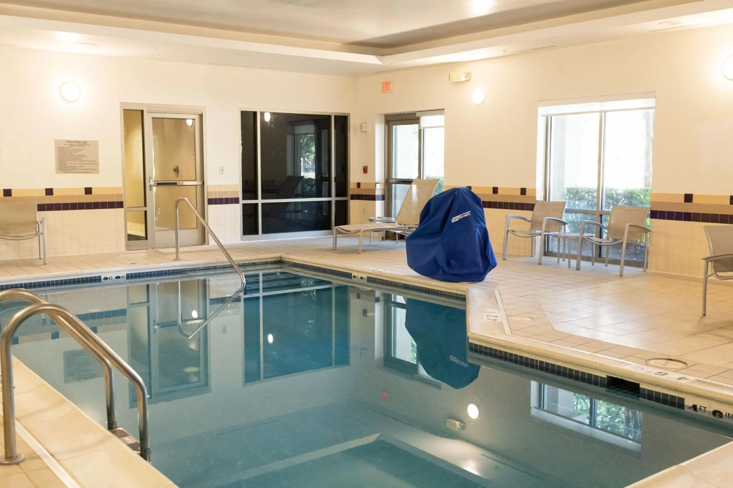 Swimming pool in SpringHill Suites Norfolk Old Dominion University