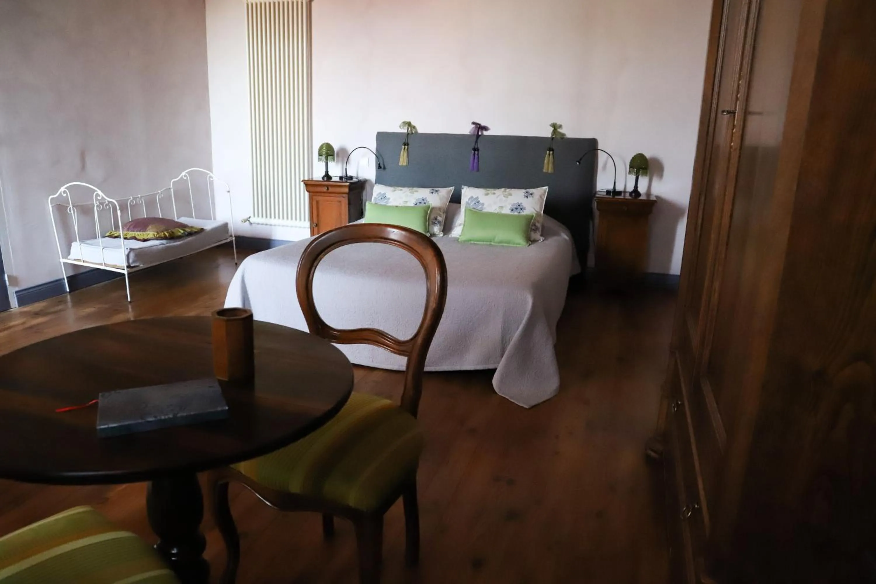 Property building, Bed in La Maison d'Anais