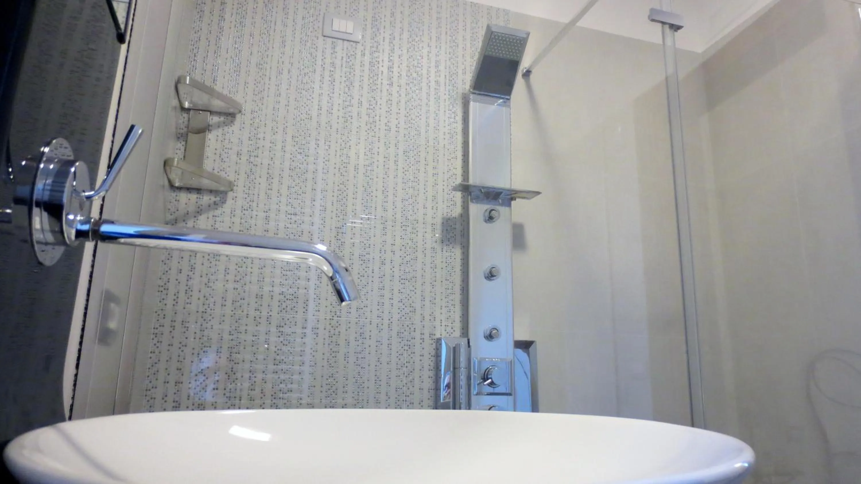 Shower in Masseria Corte Masseriola