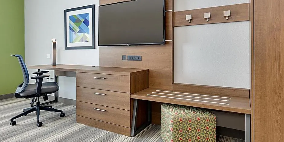 TV and multimedia in Holiday Inn Express & Suites - Denton North by IHG