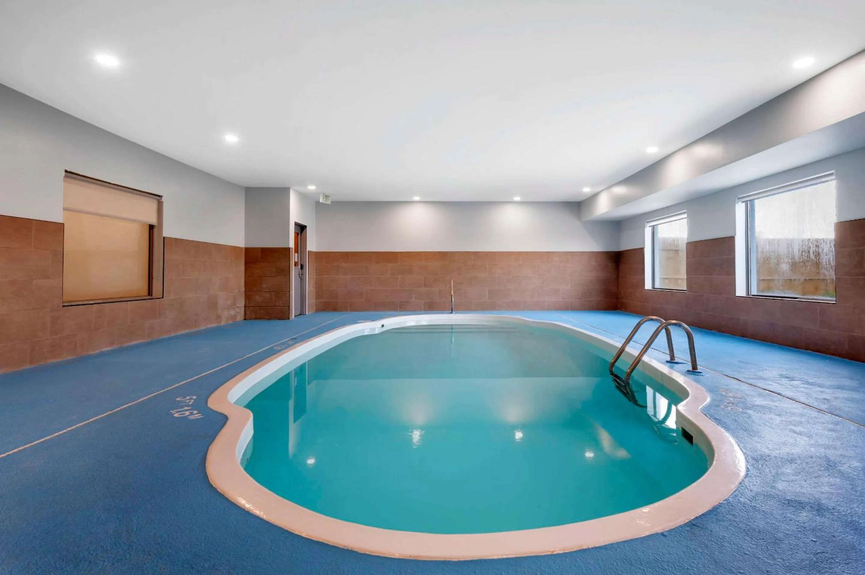 Swimming pool in Comfort Inn Kendallville East