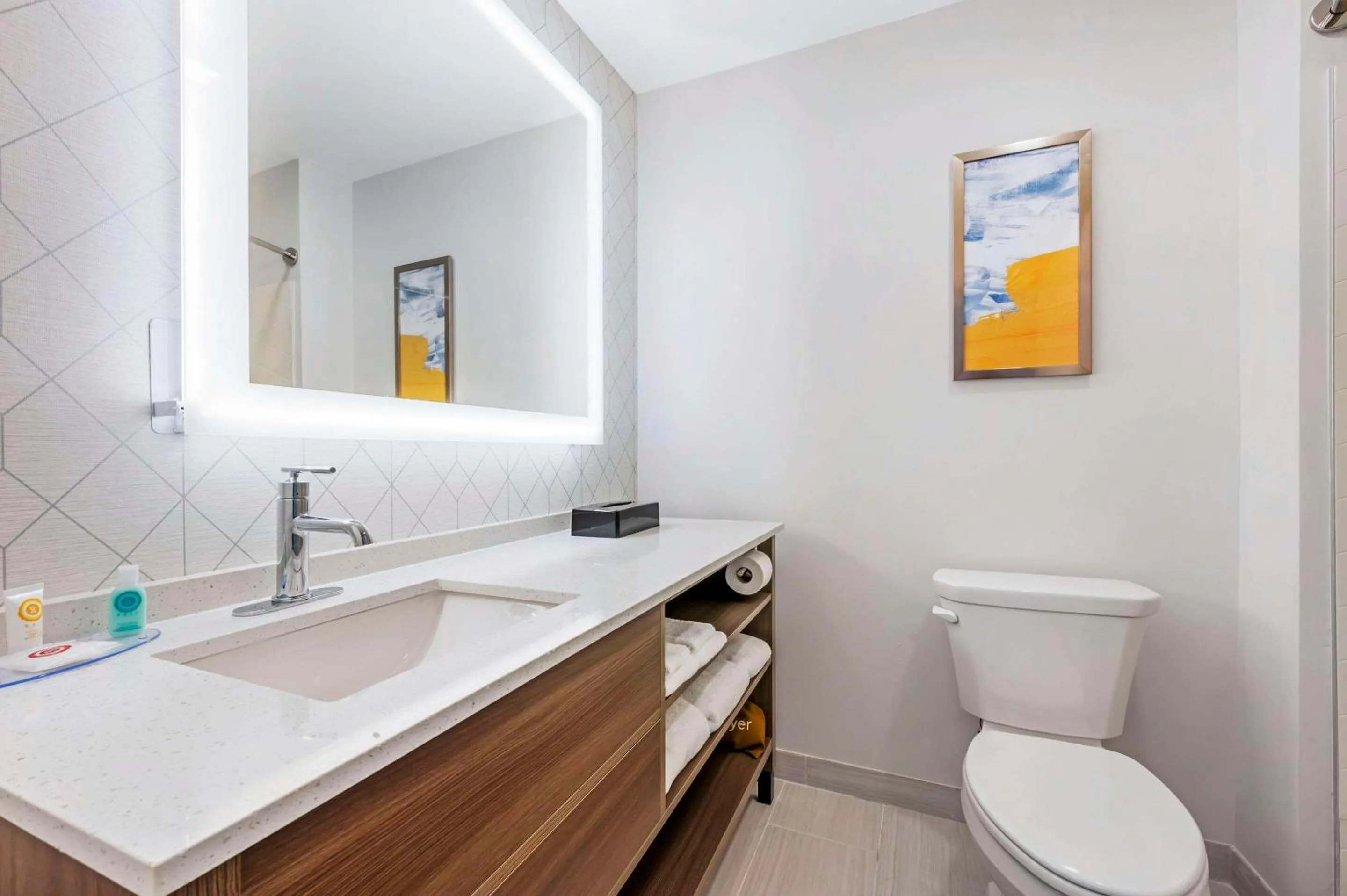 Bedroom in Comfort Inn Kendallville East