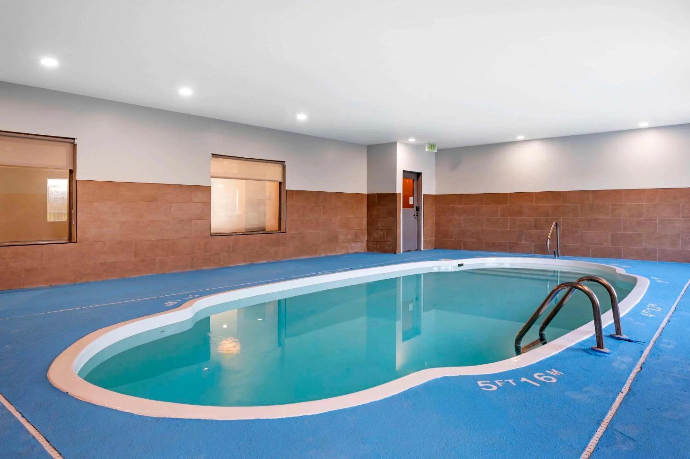 Swimming pool in Comfort Inn Kendallville East