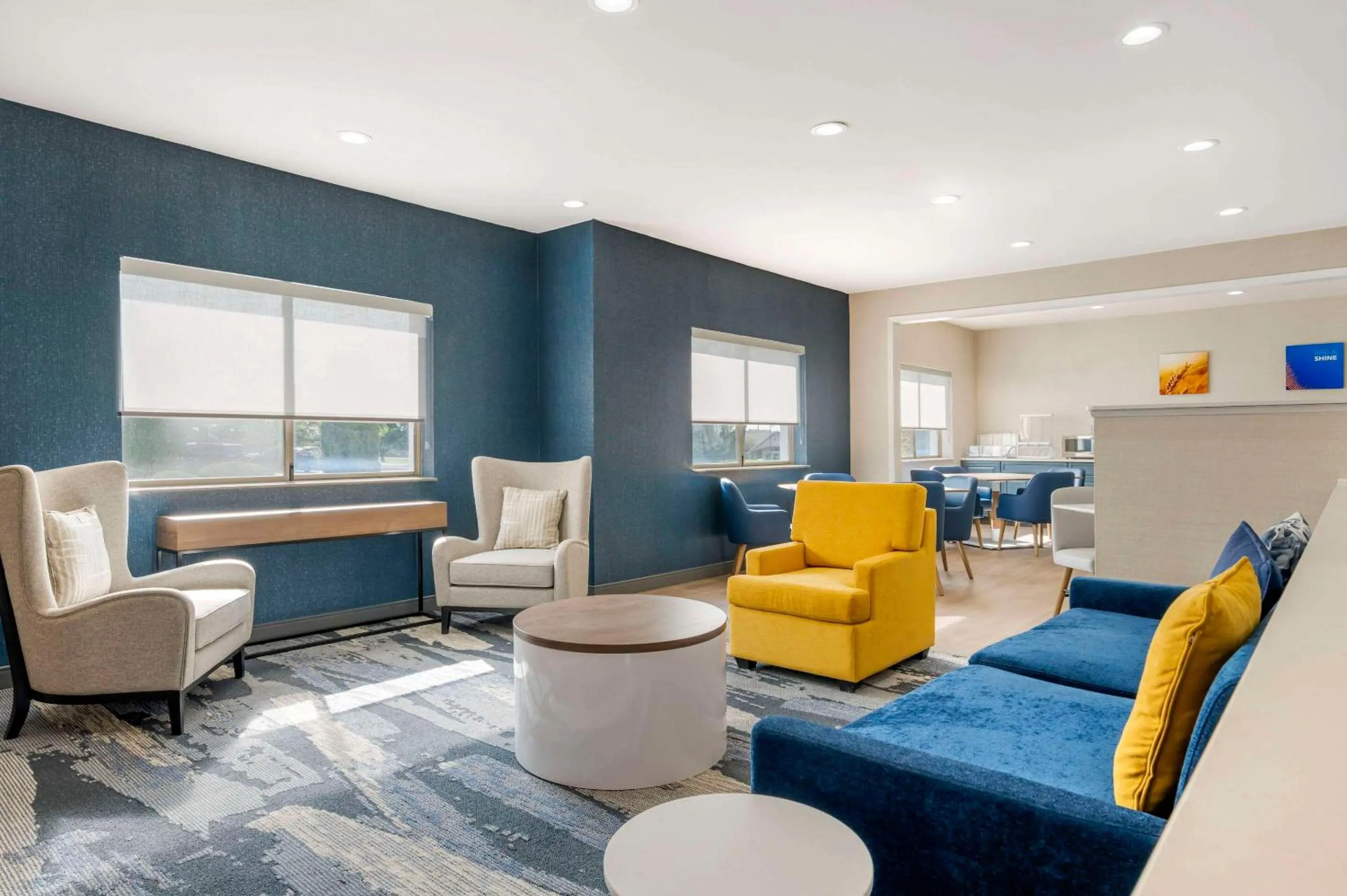 Communal lounge/ TV room in Comfort Inn Kendallville East