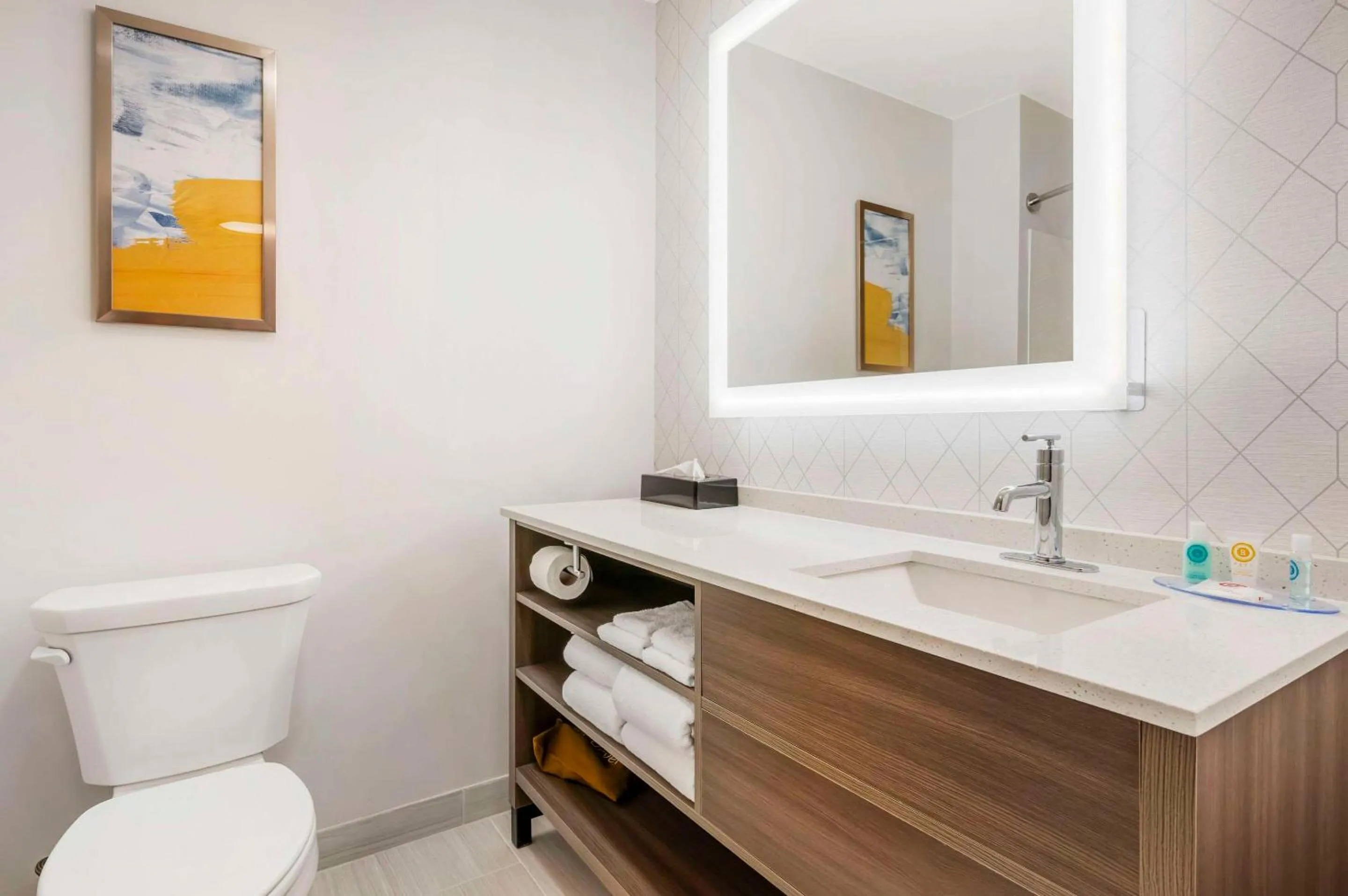 Bedroom in Comfort Inn Kendallville East