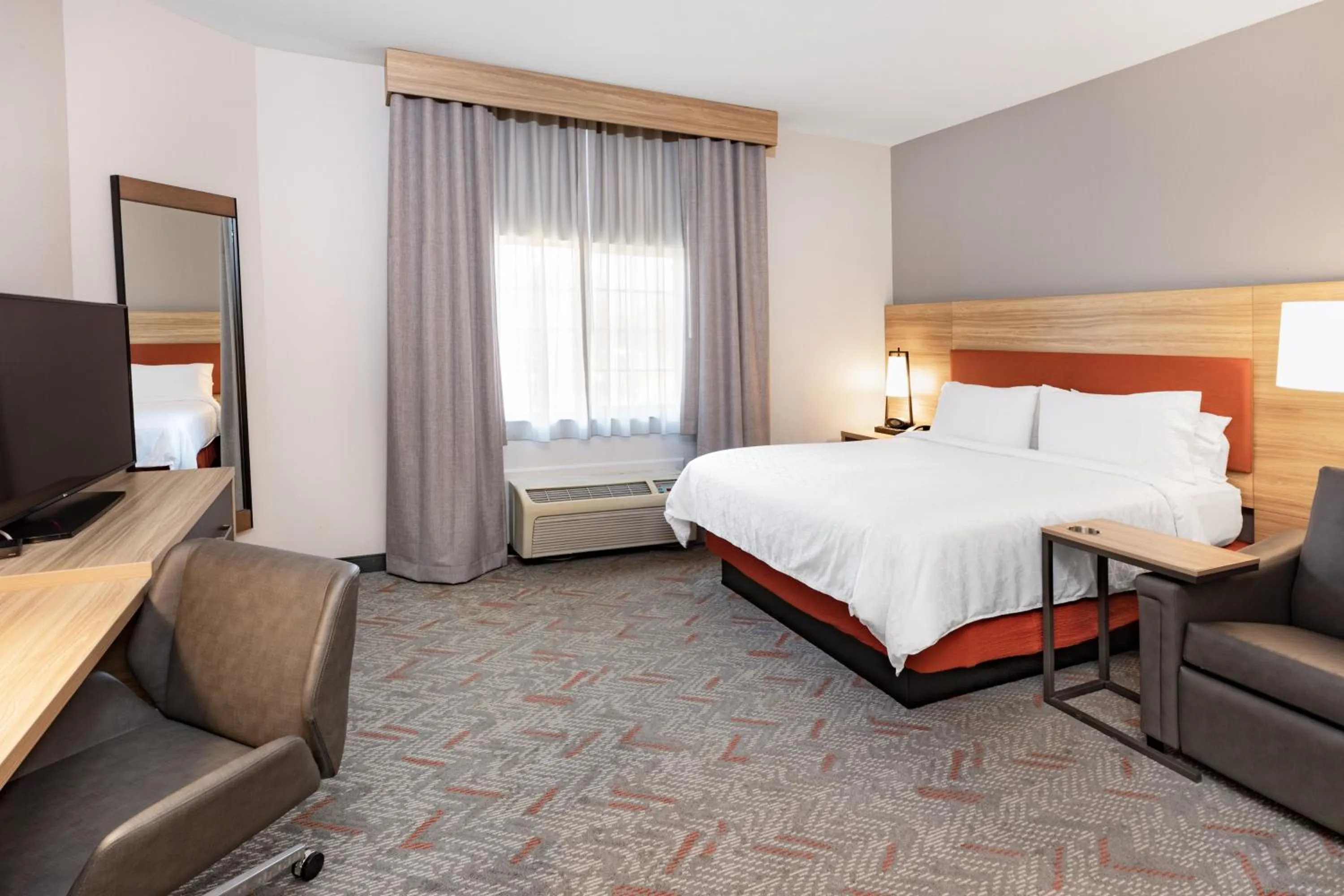 Photo of the whole room, Bed in Candlewood Suites Mount Pleasant by IHG