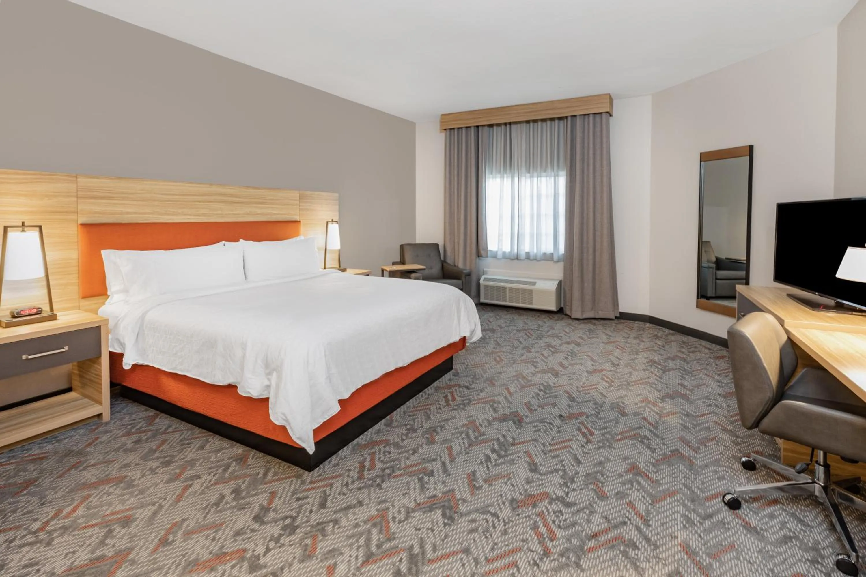 Photo of the whole room, Bed in Candlewood Suites Mount Pleasant by IHG