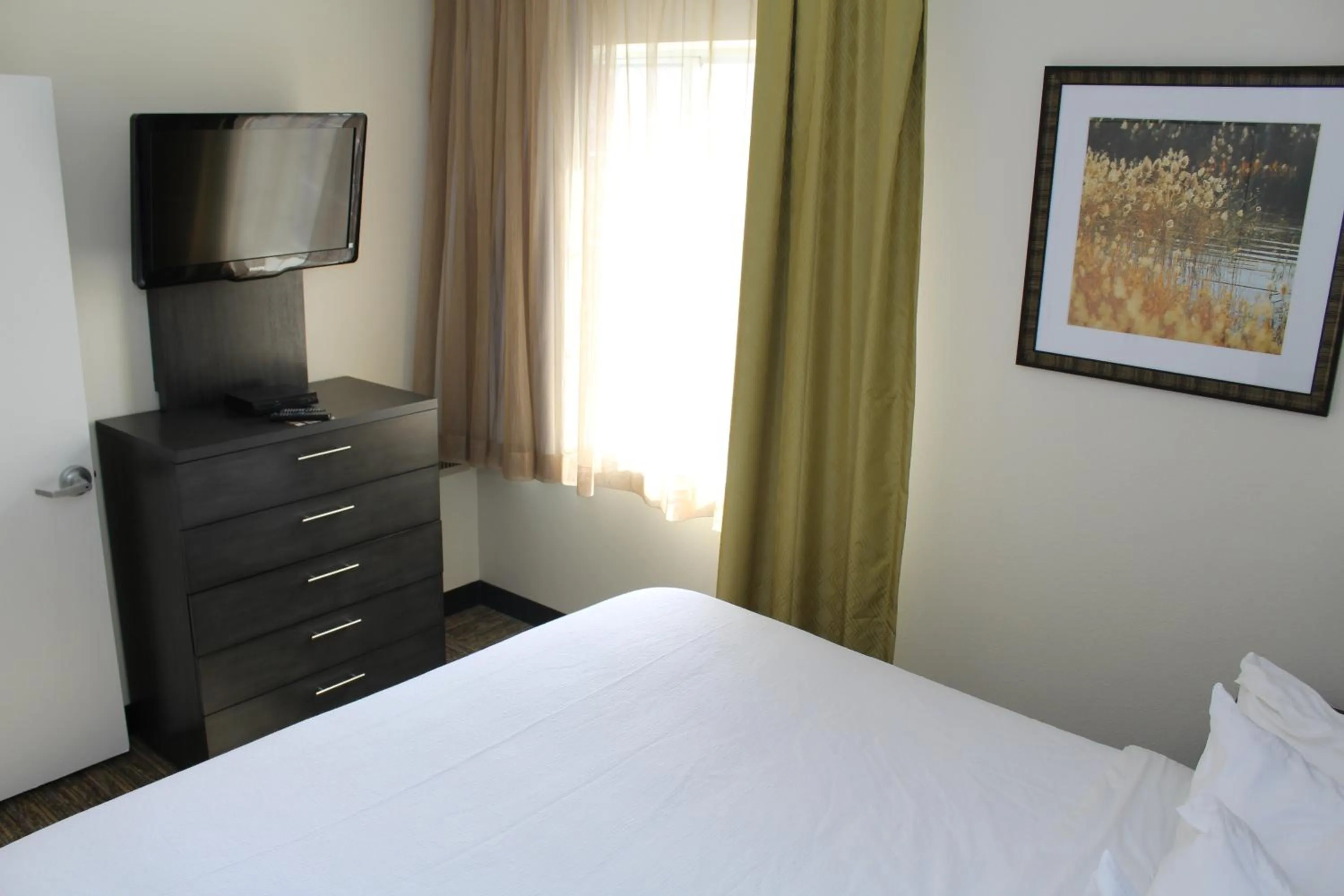 Photo of the whole room, Bed in Candlewood Suites - East Syracuse - Carrier Circle by IHG