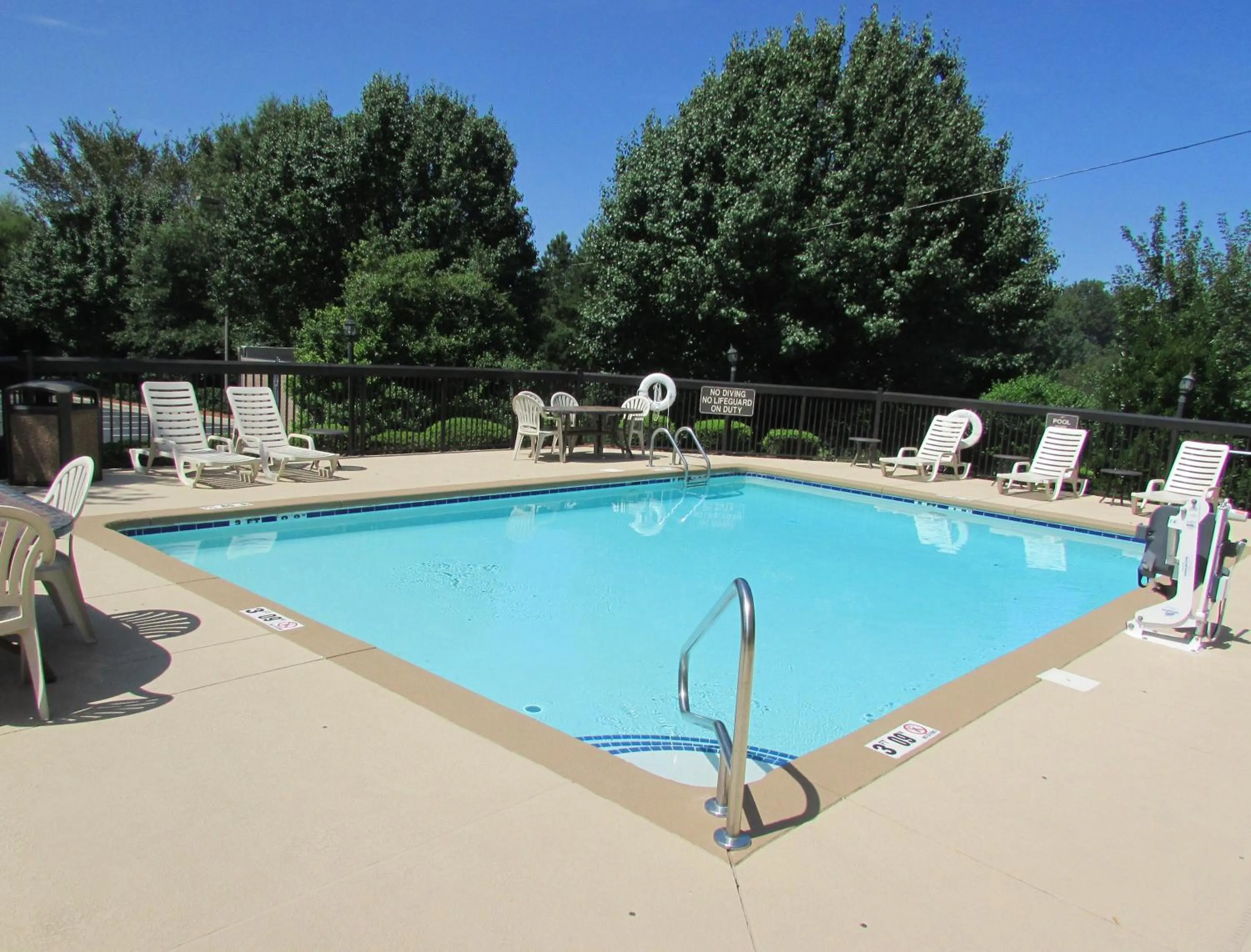Swimming pool in Best Western Kernersville