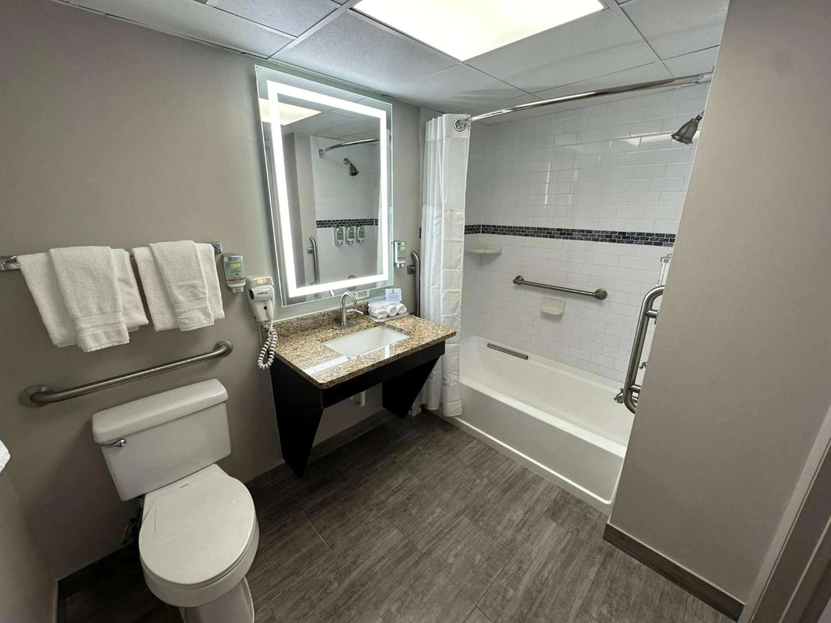 Bedroom, Bathroom in Holiday Inn Express Kernersville