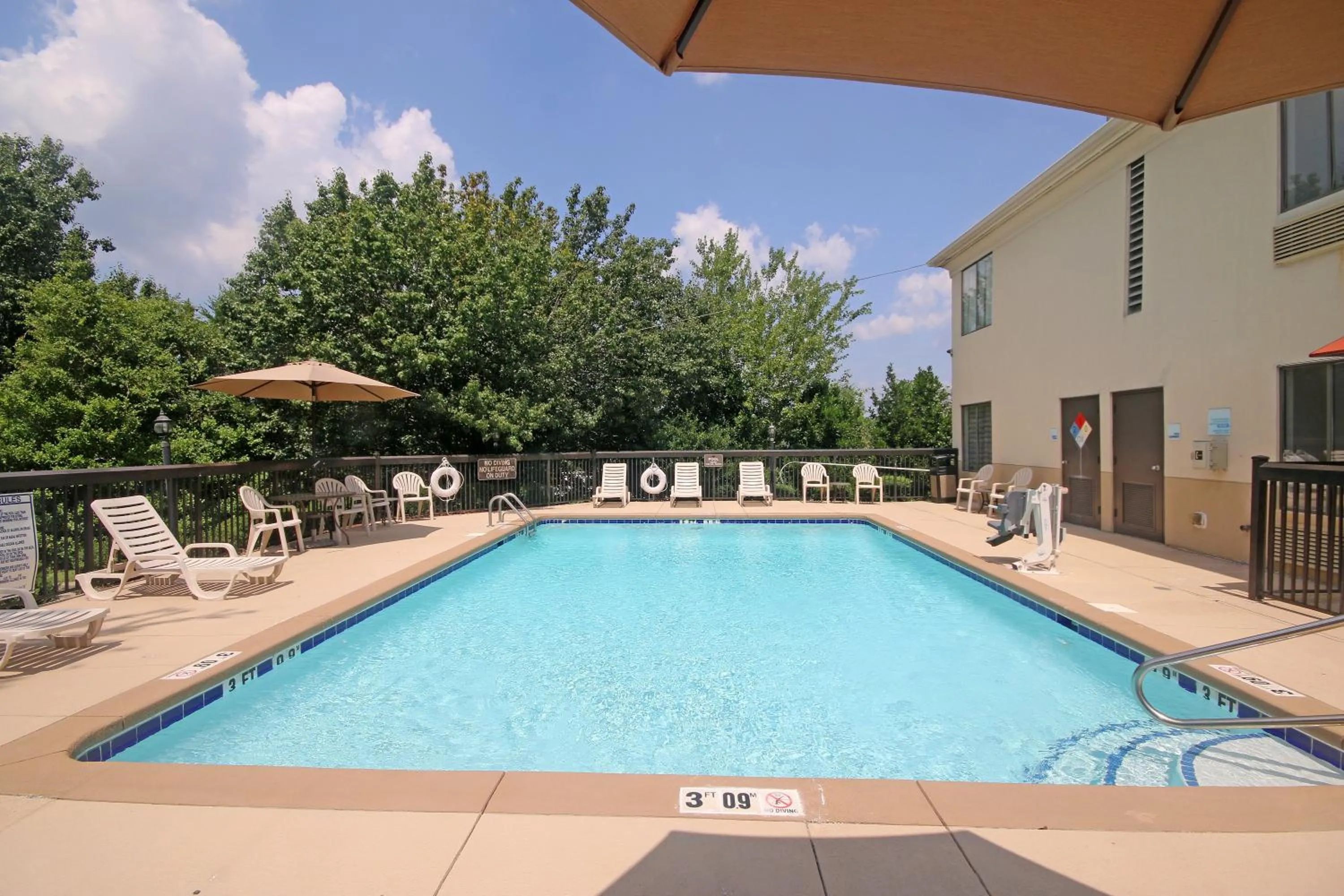 Swimming Pool in Holiday Inn Express Kernersville