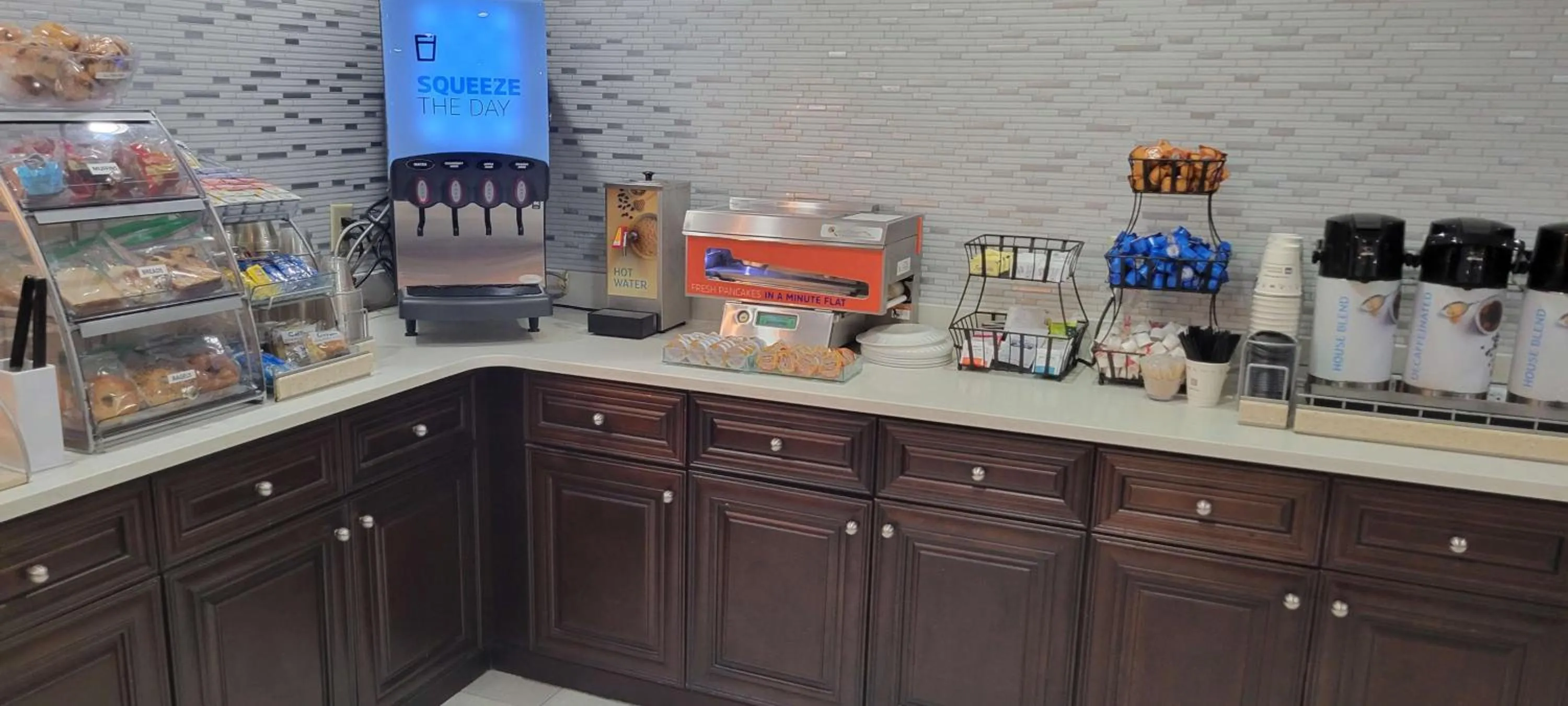 Breakfast, Kitchen/Kitchenette in Holiday Inn Express Kernersville