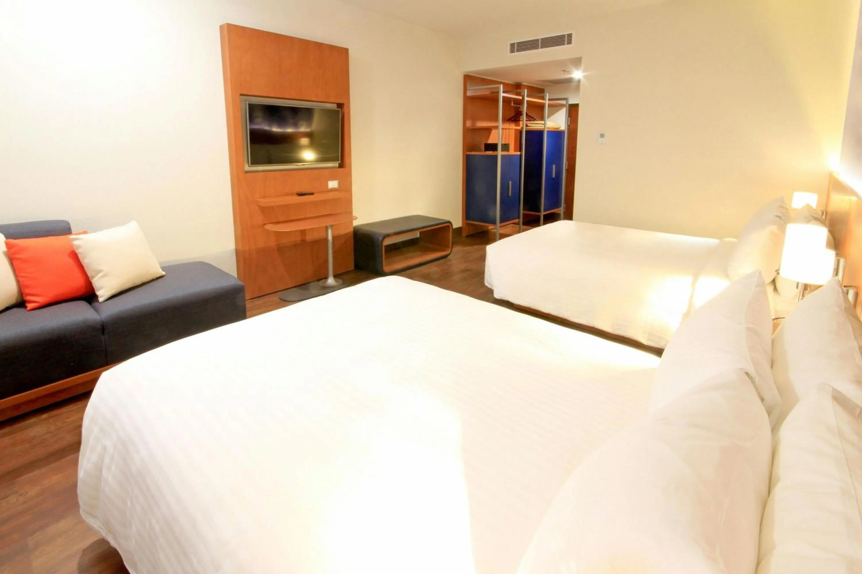 Photo of the whole room, Bed in Marriott Puebla Hotel Meson del Angel