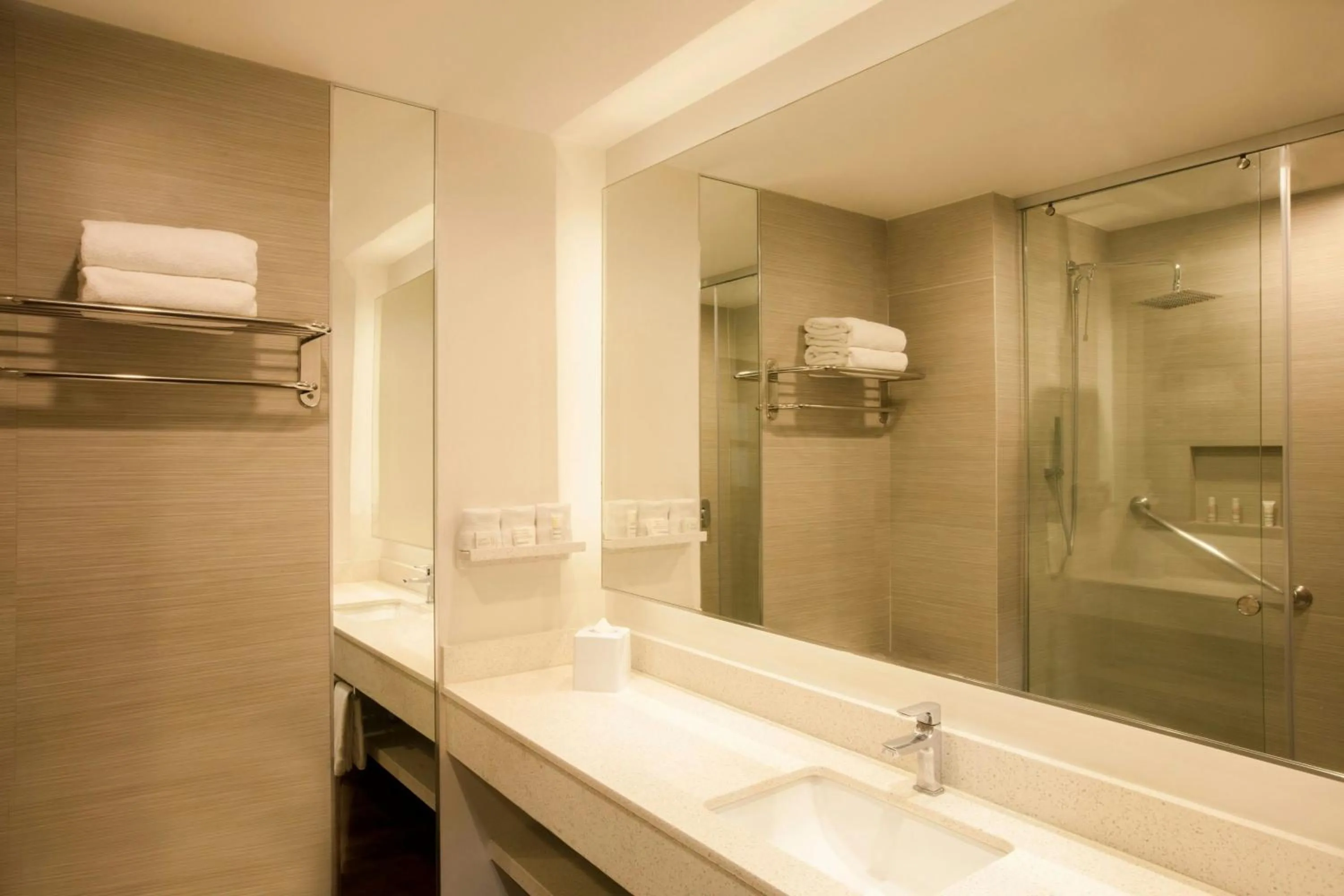 Bathroom in Marriott Puebla Hotel Meson del Angel