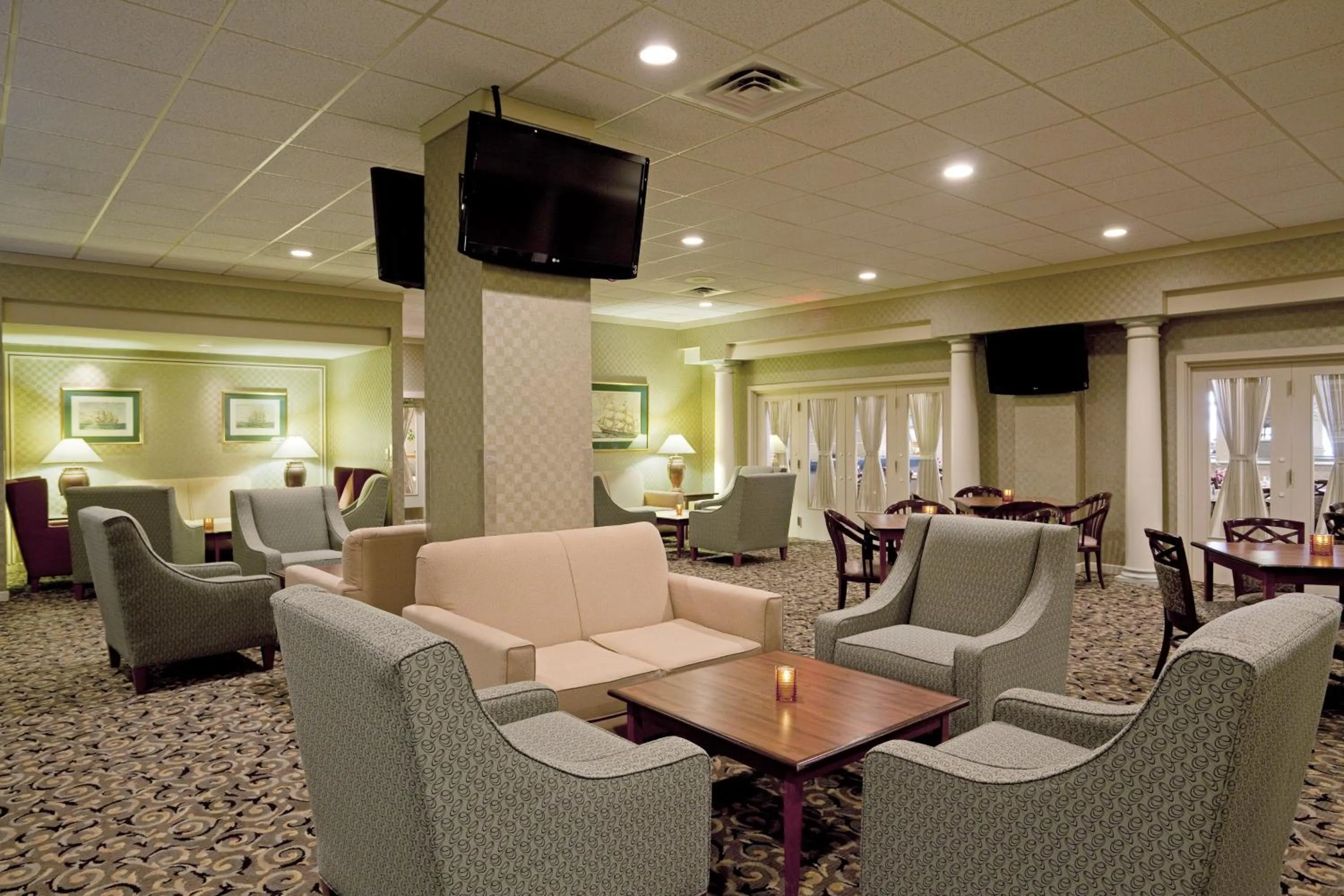 Lounge or bar in Holiday Inn Portland-By the Bay by IHG