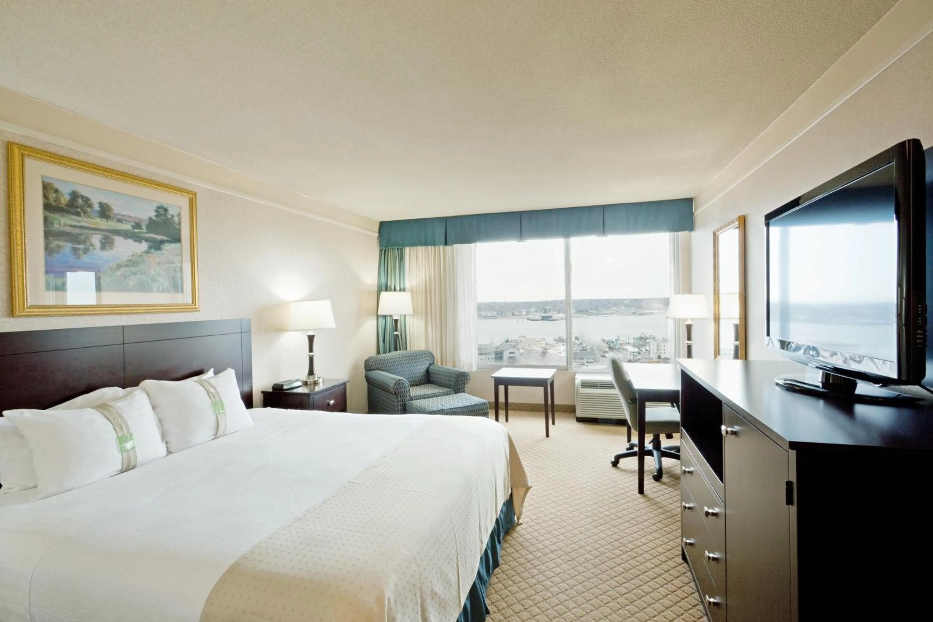 Photo of the whole room, Bed in Holiday Inn Portland-By the Bay by IHG