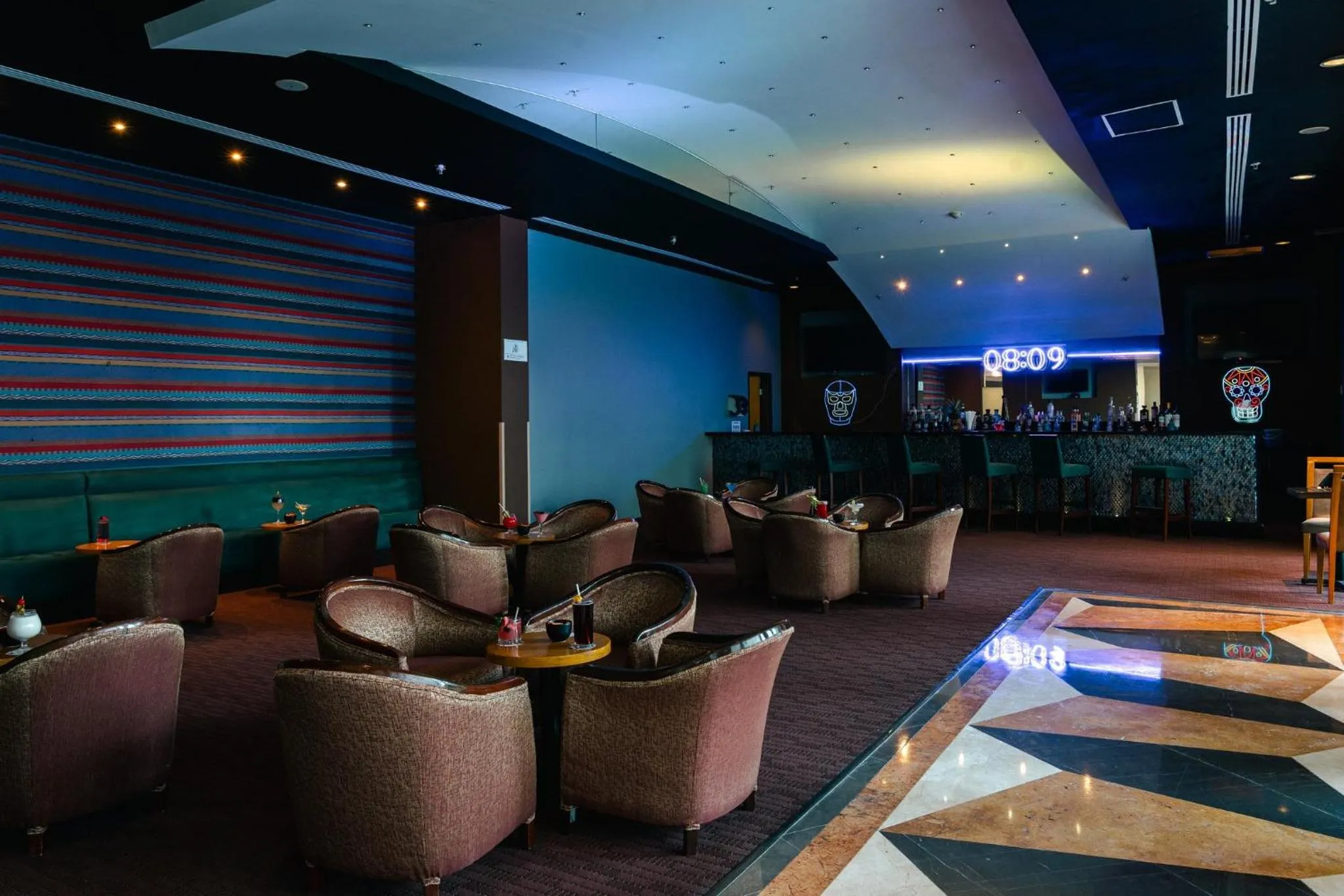 Lounge or bar in Crowne Plaza Monterrey Aeropuerto by IHG