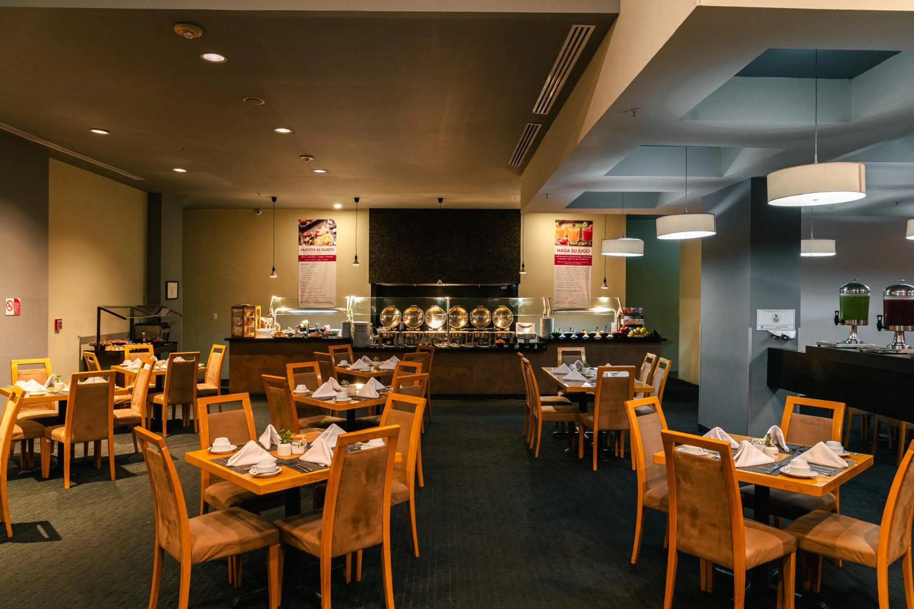 Restaurant/places to eat in Crowne Plaza Monterrey Aeropuerto by IHG