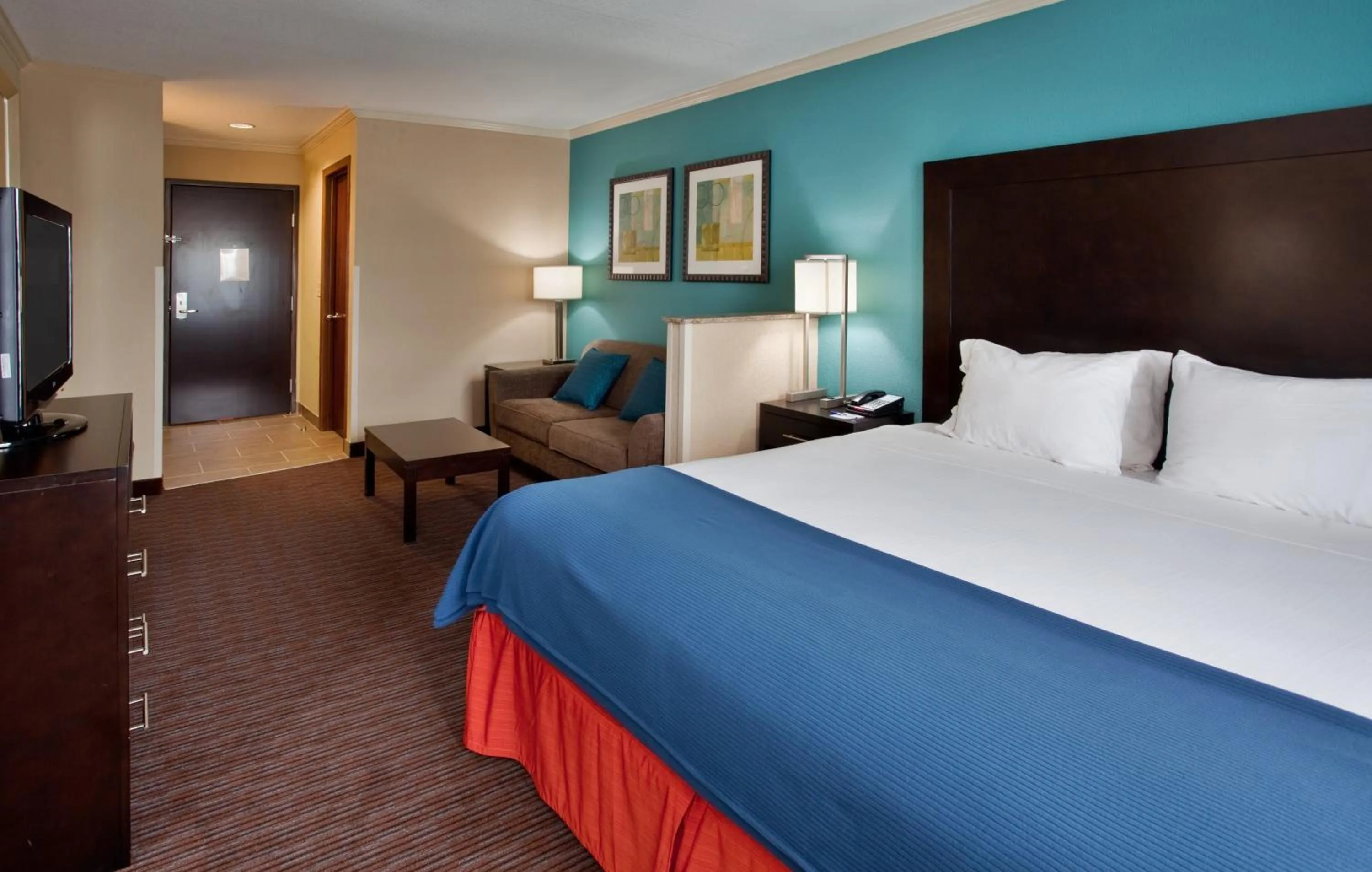 Photo of the whole room, Bed in Holiday Inn Express Hotel & Suites North Kansas City by IHG