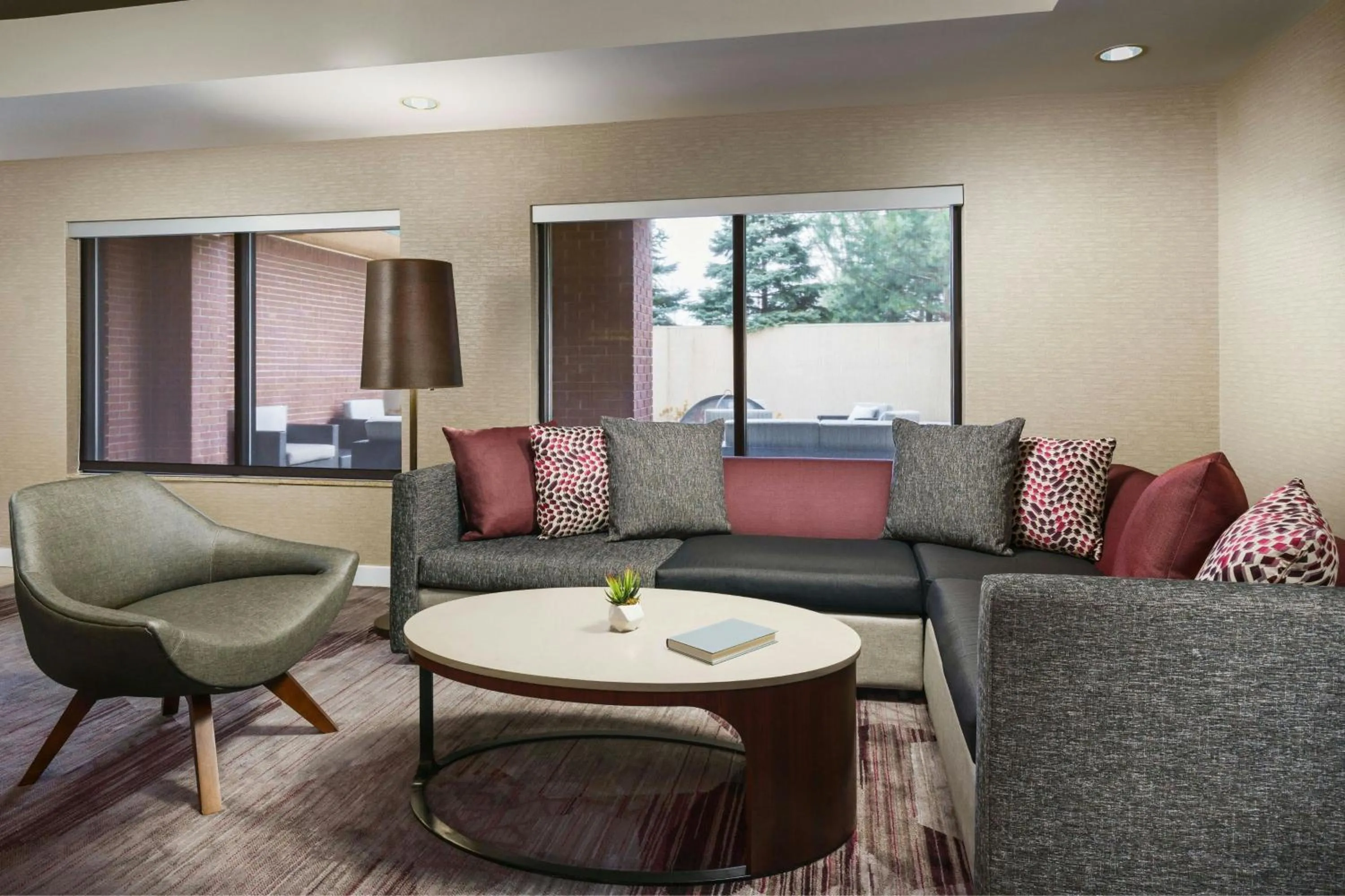 Lobby or reception in Courtyard Chicago Bloomingdale