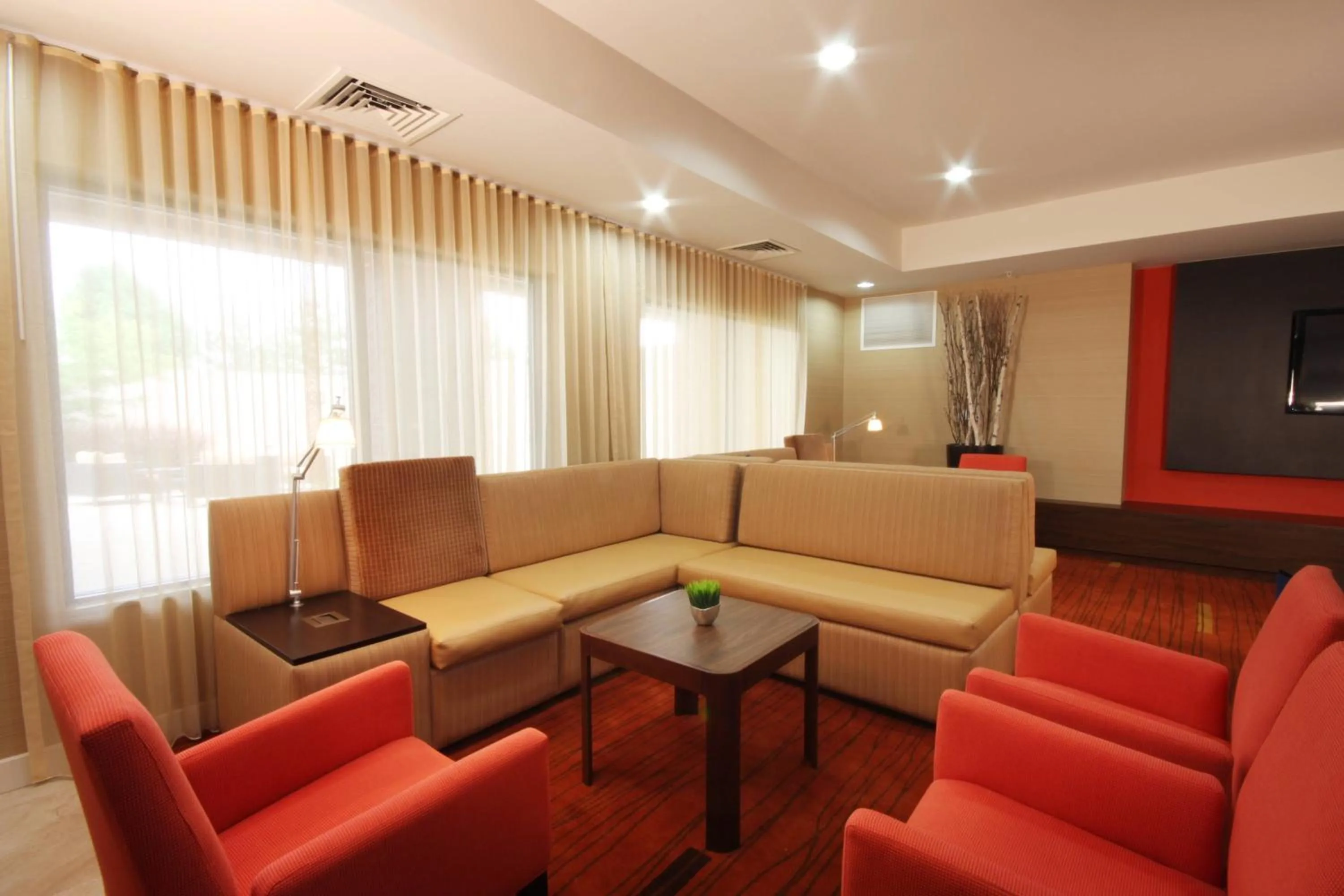 Lounge or bar in Courtyard Chicago Bloomingdale