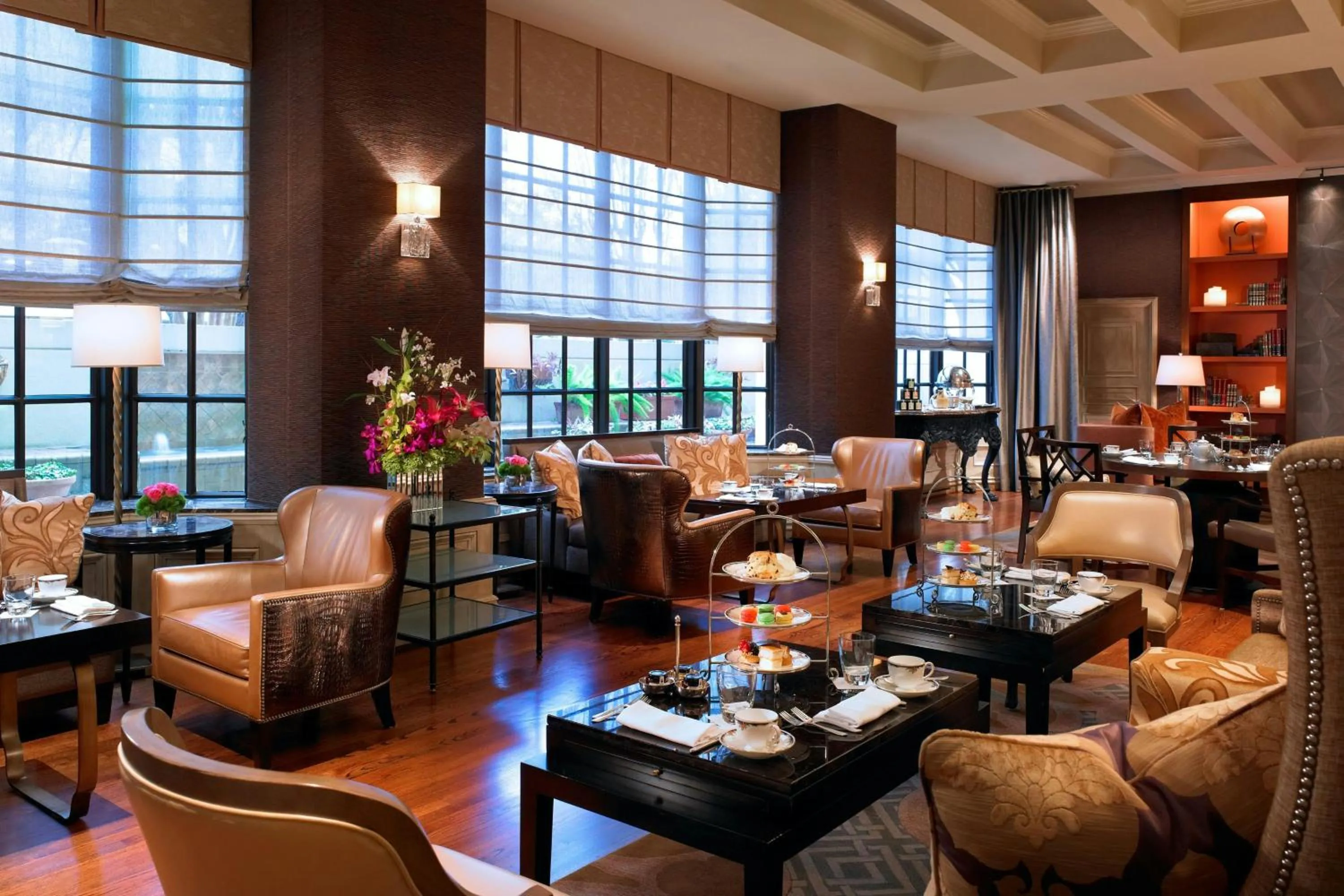 Lounge or bar in The St. Regis Houston