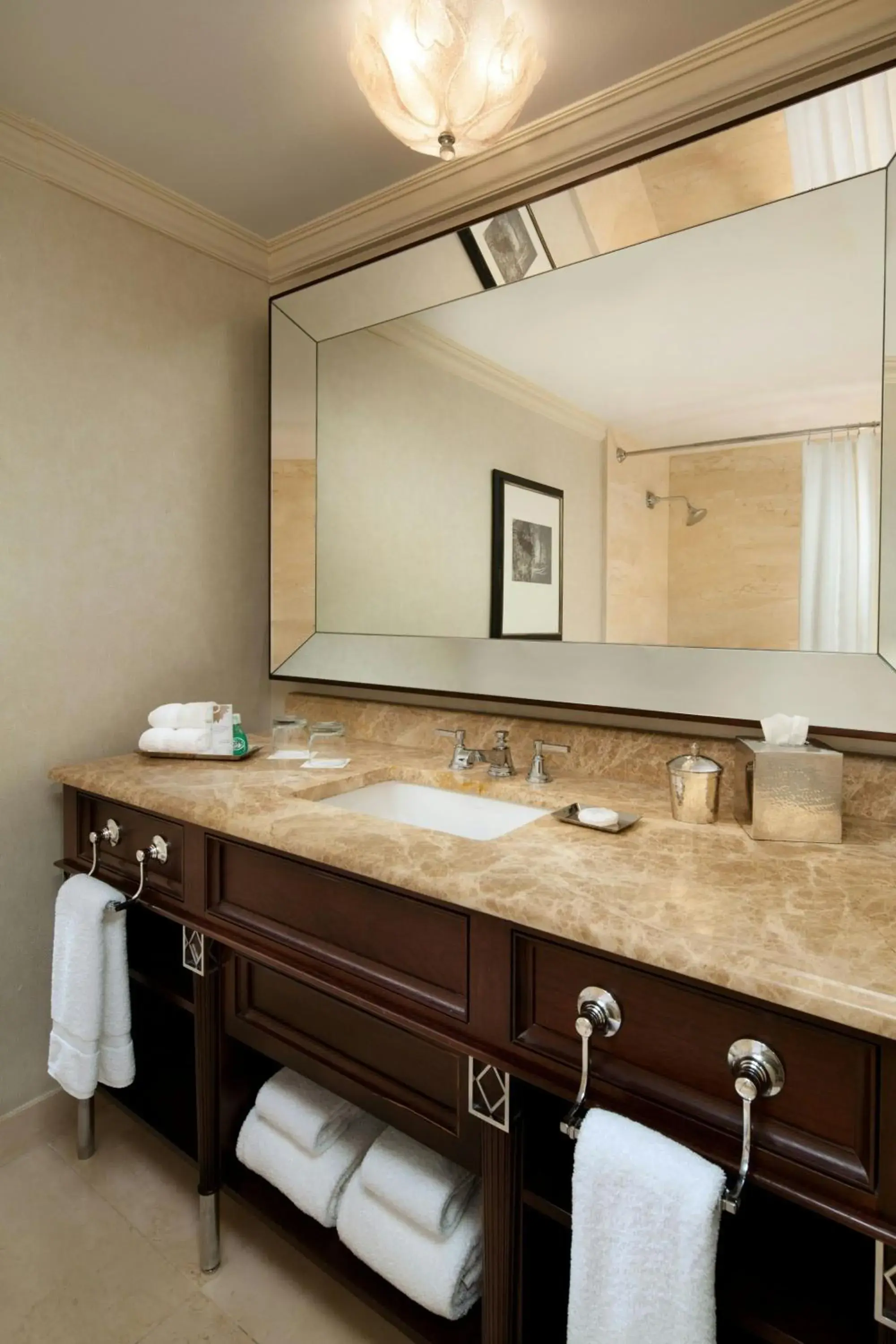 Deluxe, Guest room, 1 King in The St. Regis Houston Deluxe, Guest room, 1 King in The St. Regis Houston