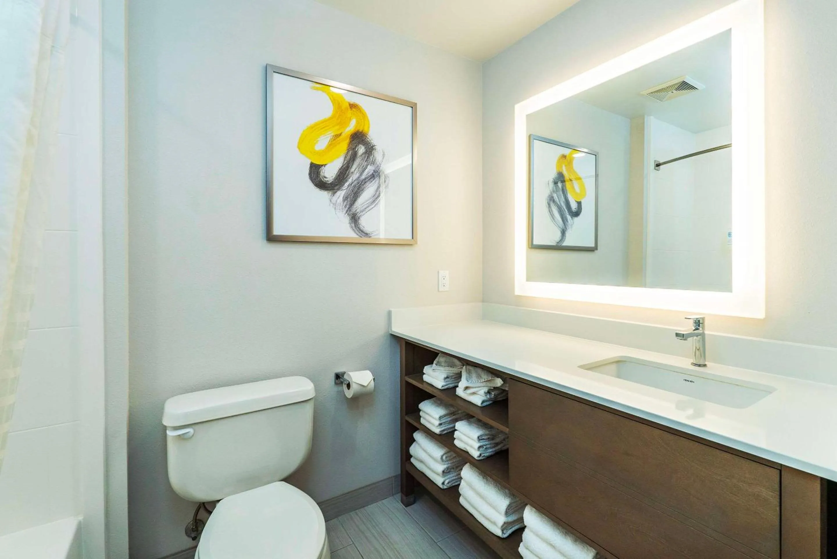 Bedroom in Comfort Suites Kelowna