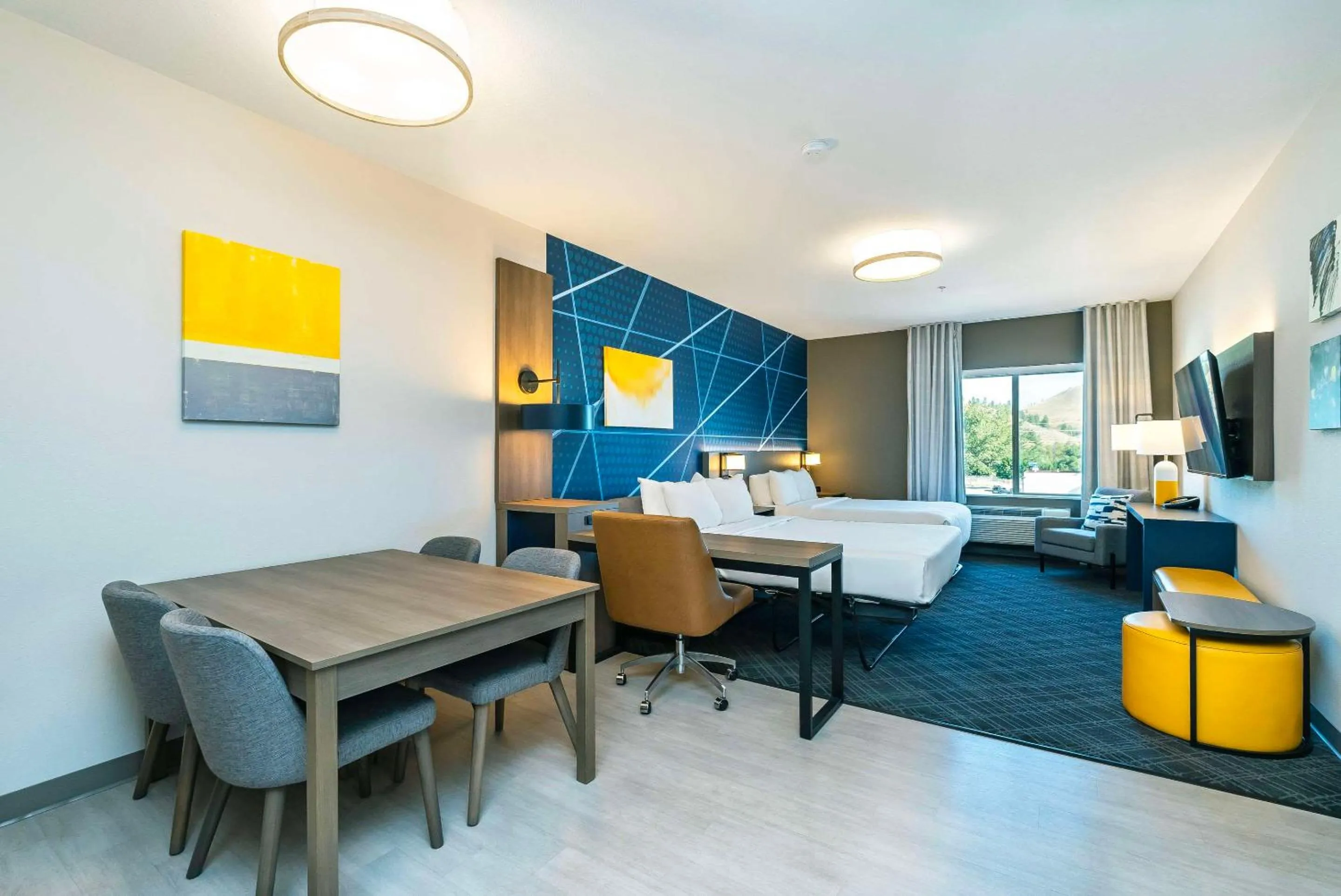 Bedroom in Comfort Suites Kelowna