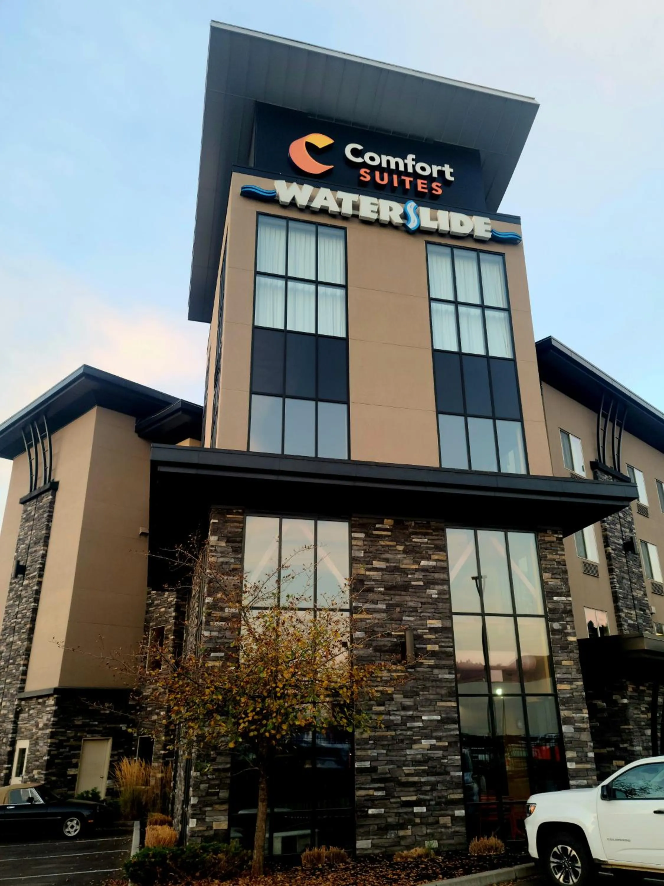 Autumn in Comfort Suites Kelowna
