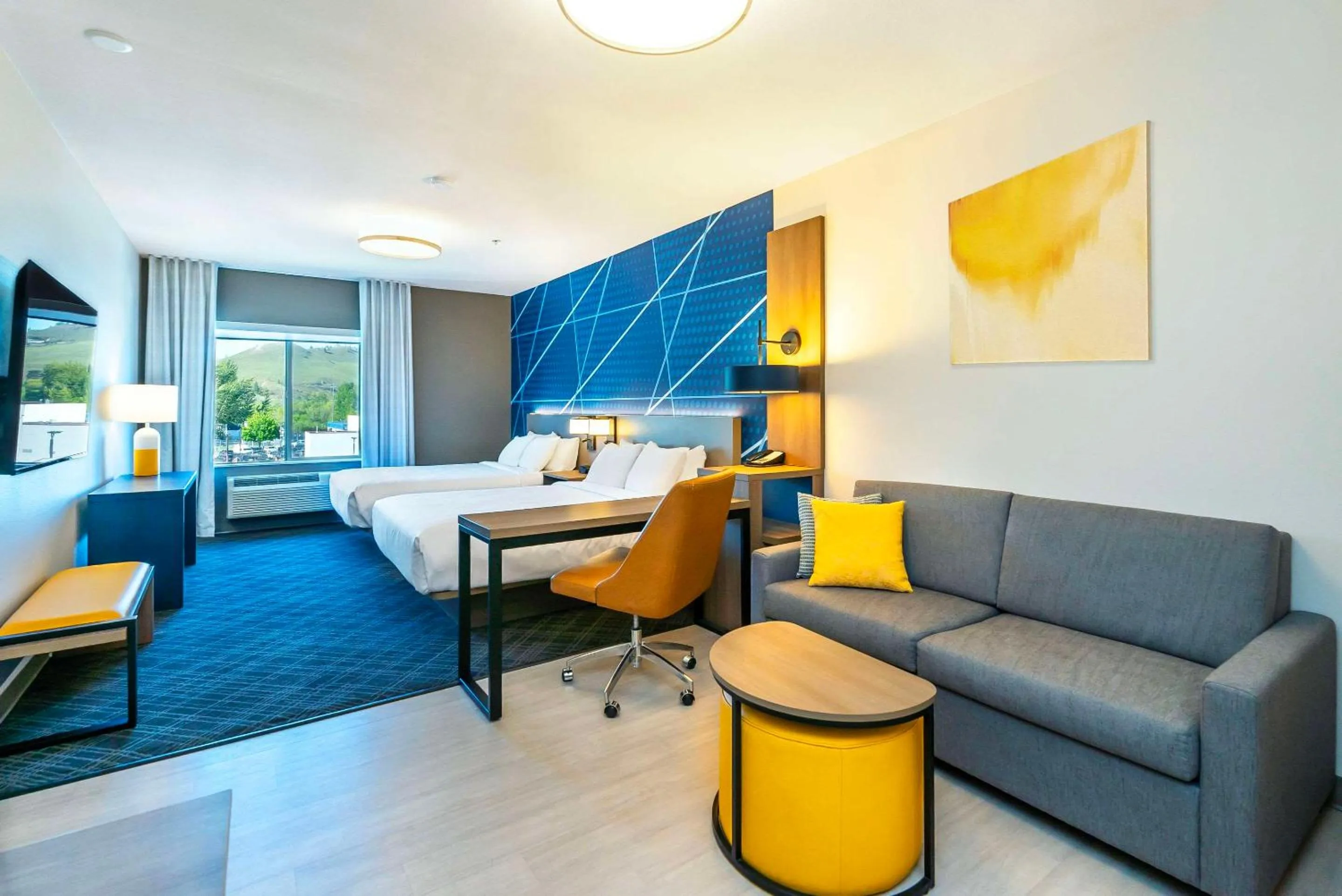 Bedroom in Comfort Suites Kelowna