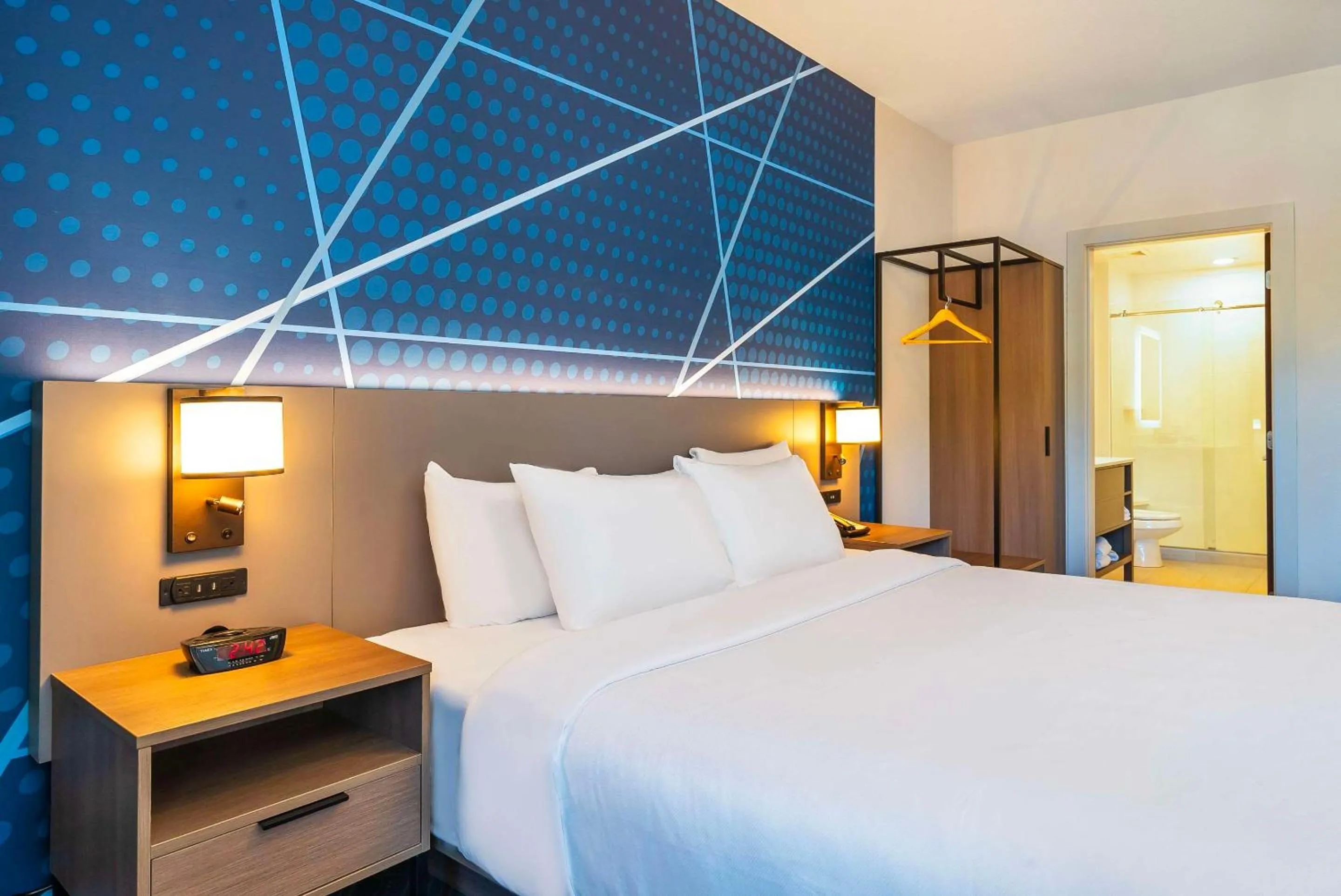 Bedroom, Bed in Comfort Suites Kelowna