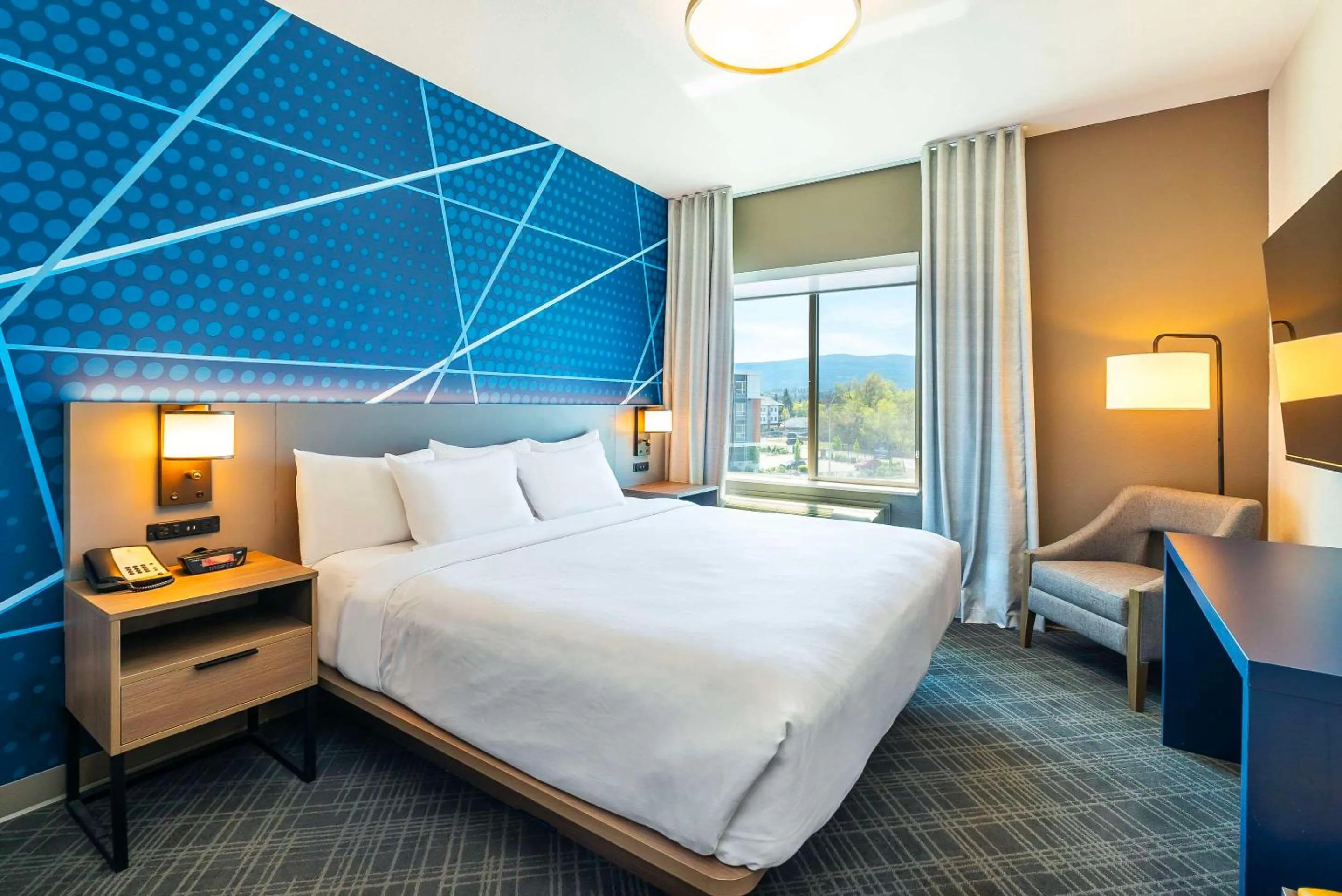 Bedroom, Bed in Comfort Suites Kelowna