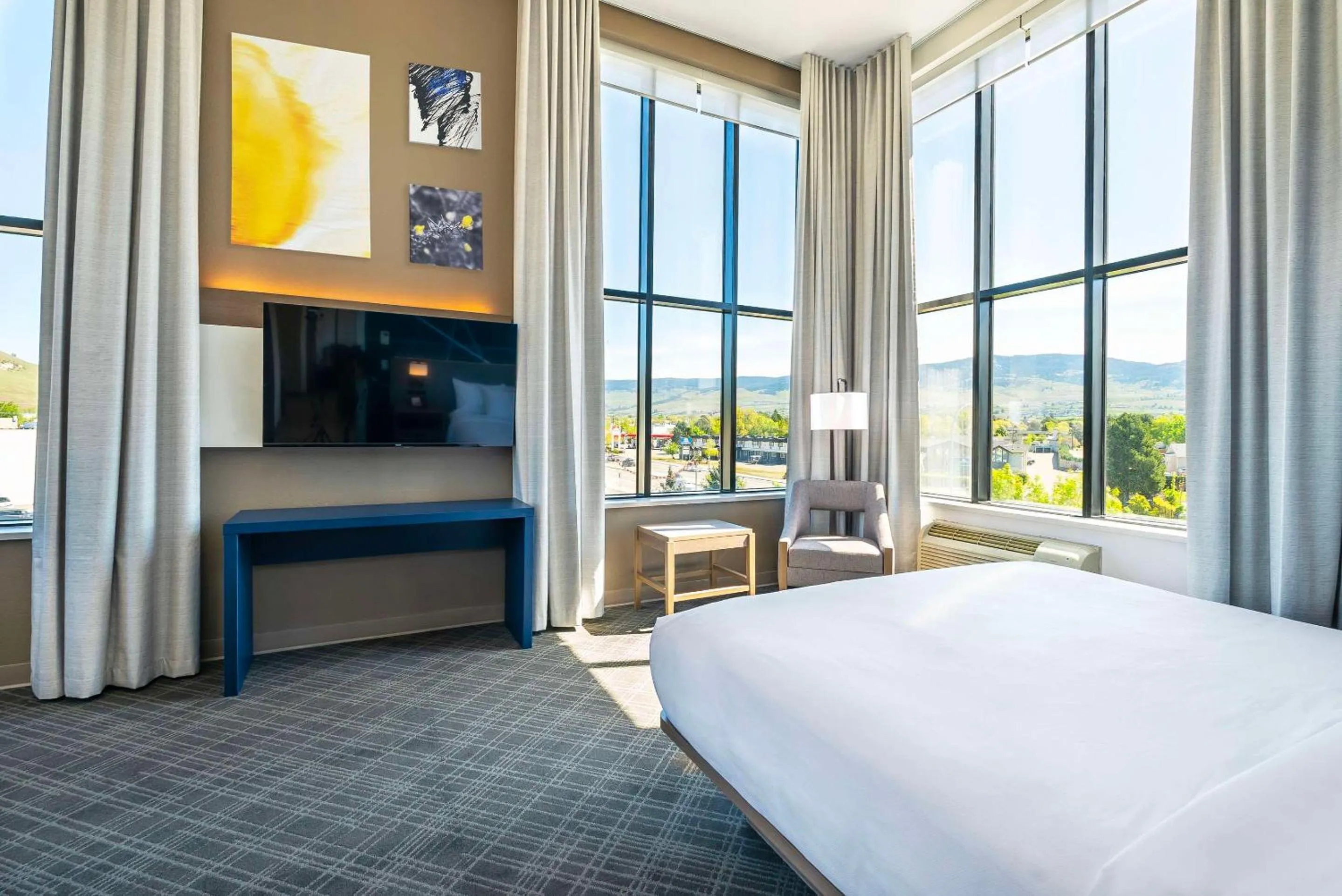 Bedroom, Bed in Comfort Suites Kelowna