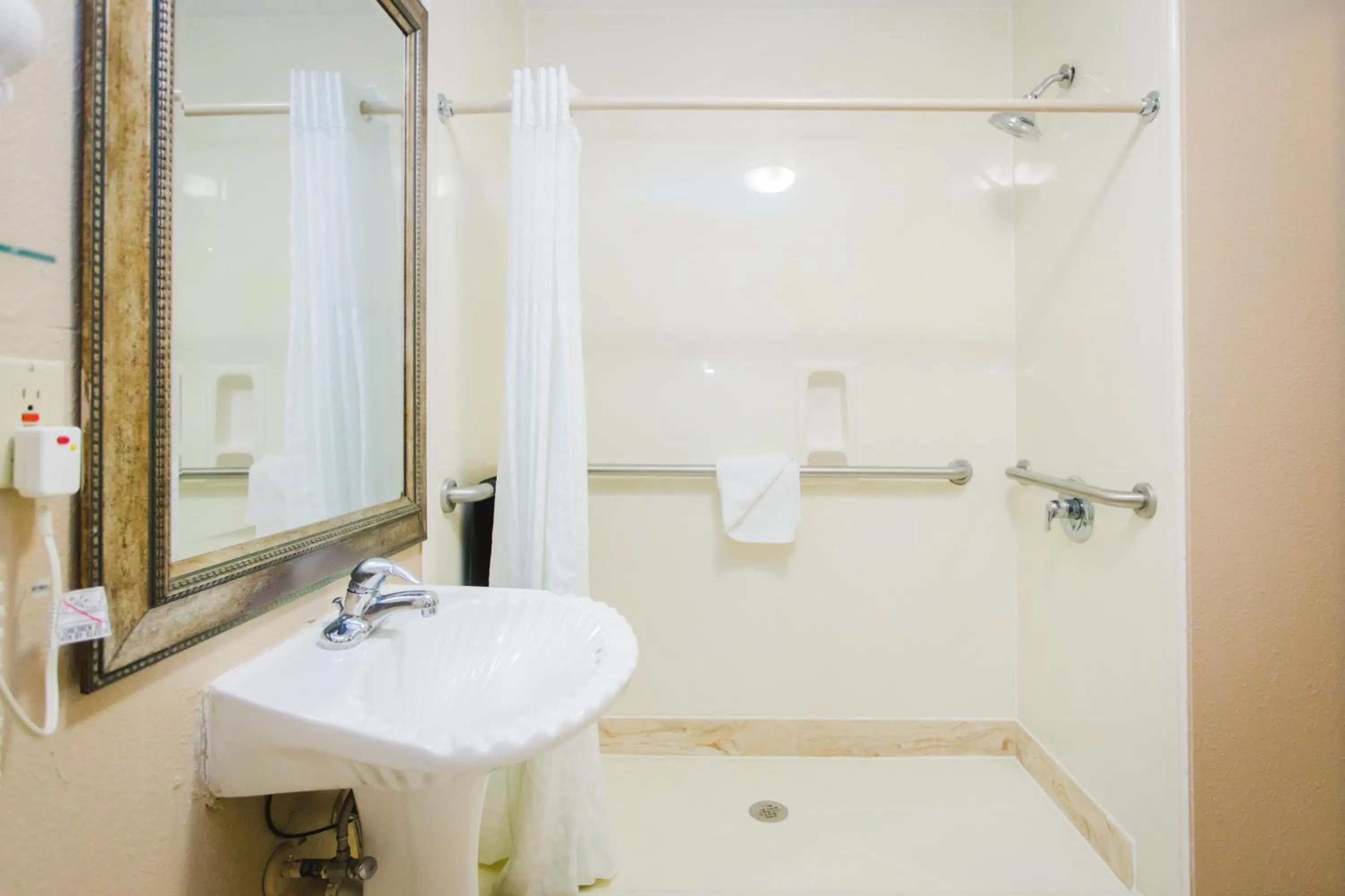 Bathroom in Days Inn by Wyndham Rosenberg