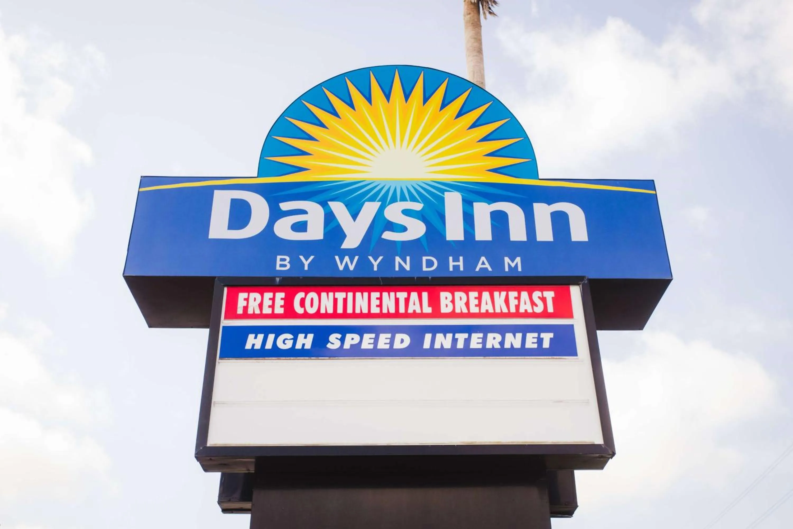 Property building in Days Inn by Wyndham Rosenberg