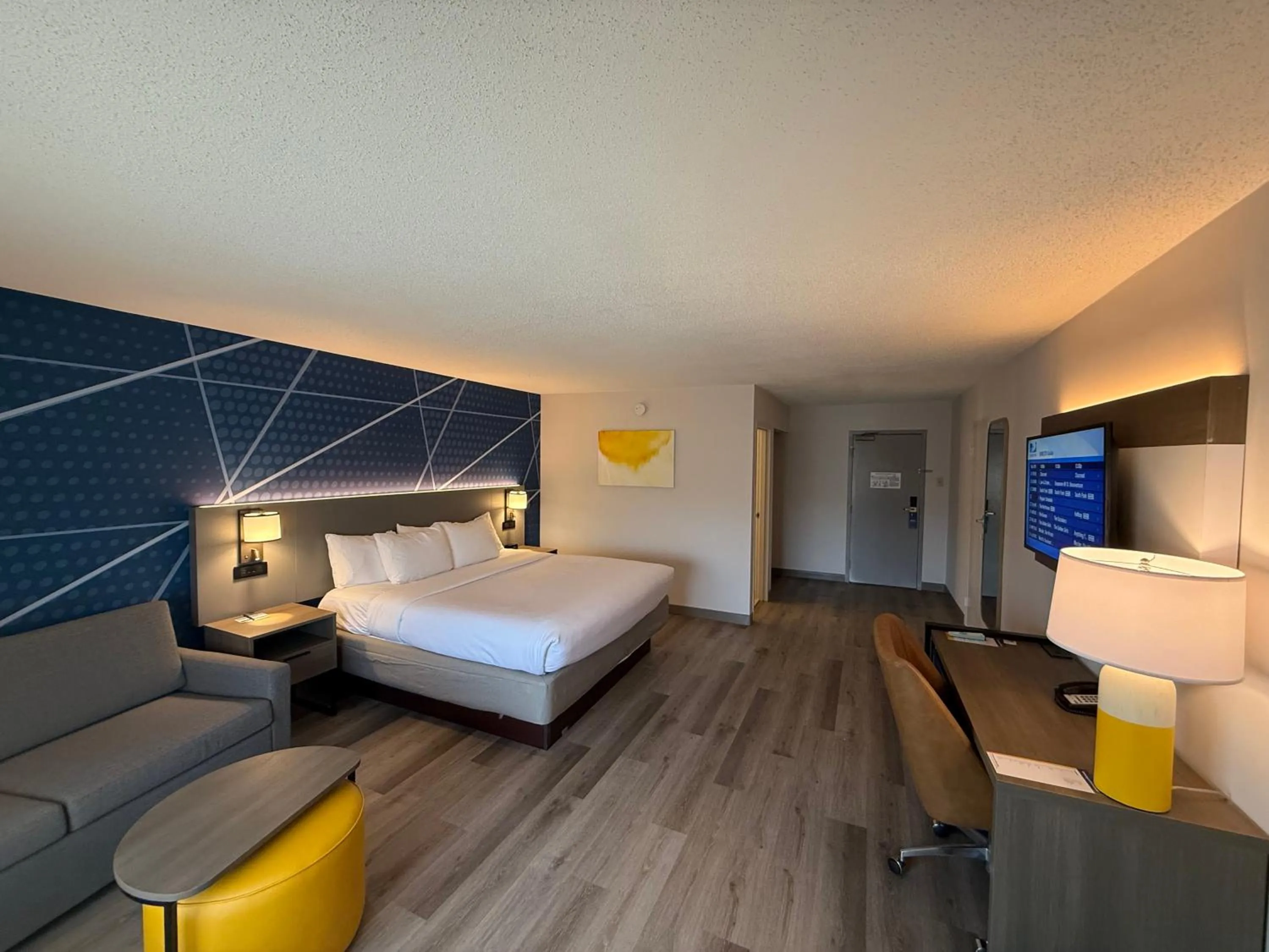 Communal lounge/ TV room, Bed in Comfort Inn & Suites Danbury-Bethel