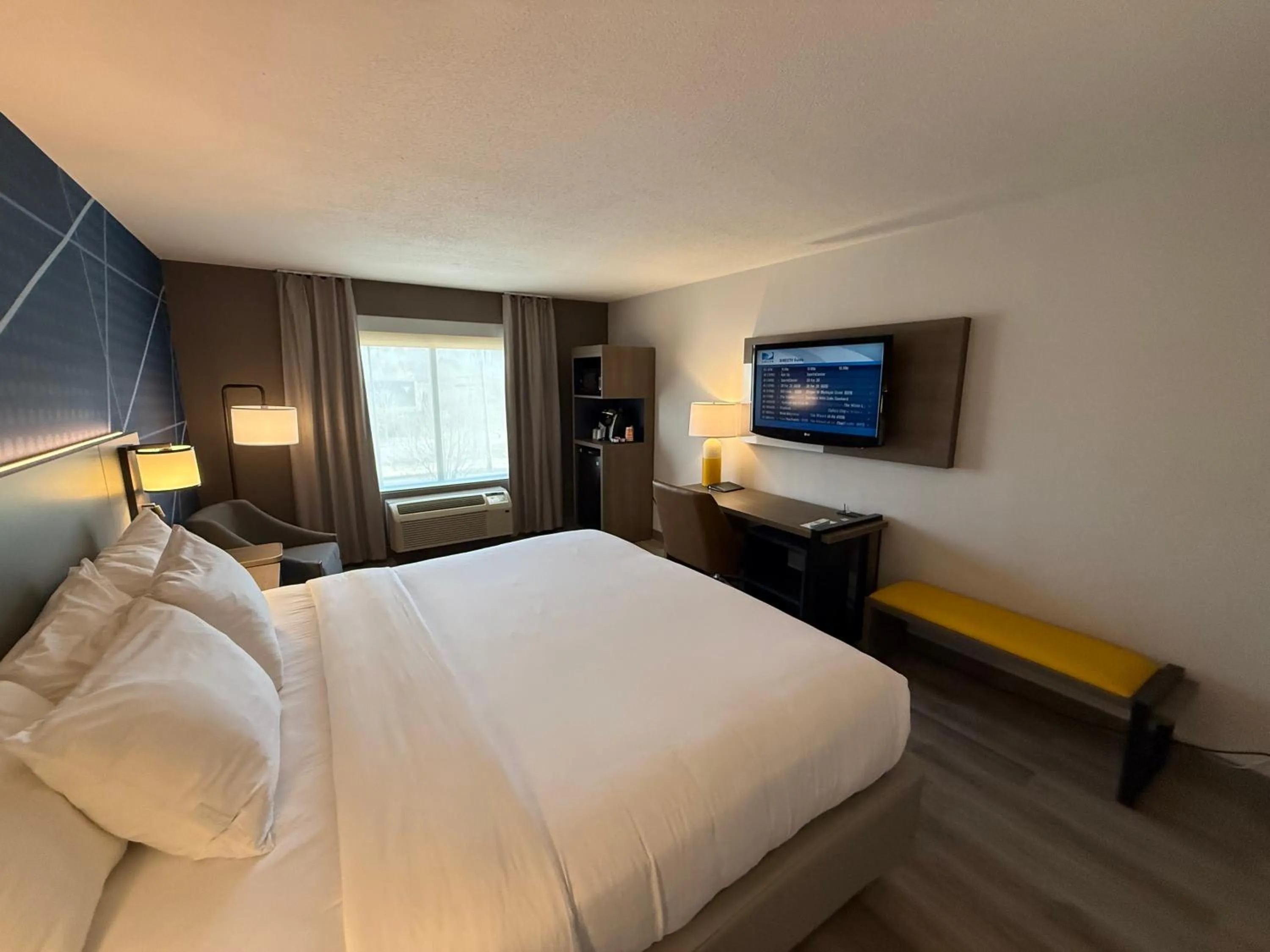 TV and multimedia, Bed in Comfort Inn & Suites Danbury-Bethel