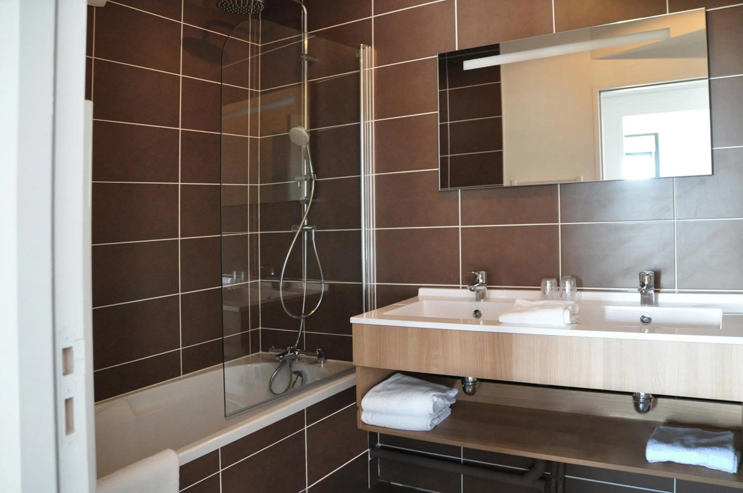 Bathroom in Golden Tulip Pornic Suites- Appart Hotel