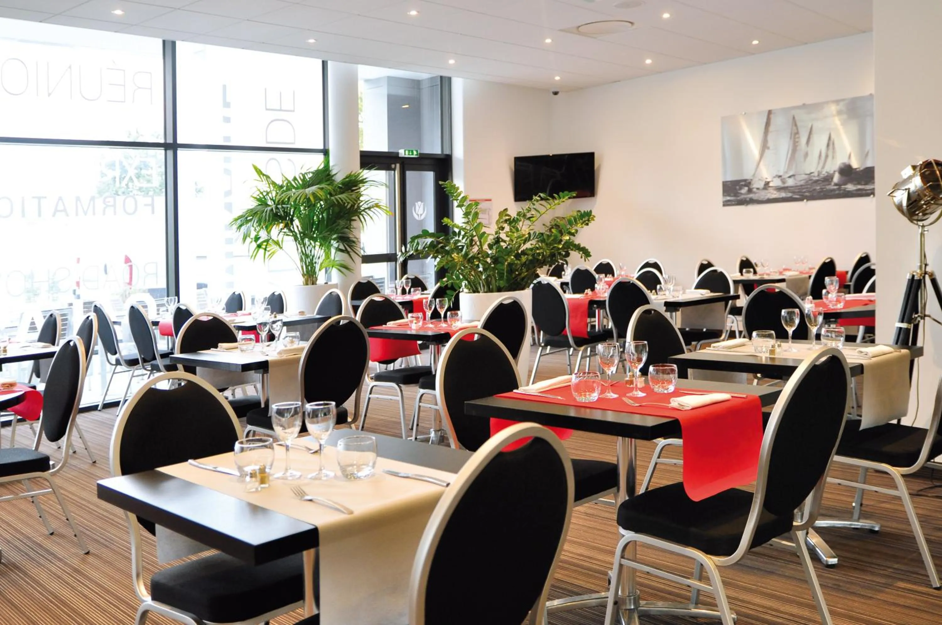 Restaurant/places to eat in Golden Tulip Pornic Suites- Appart Hotel