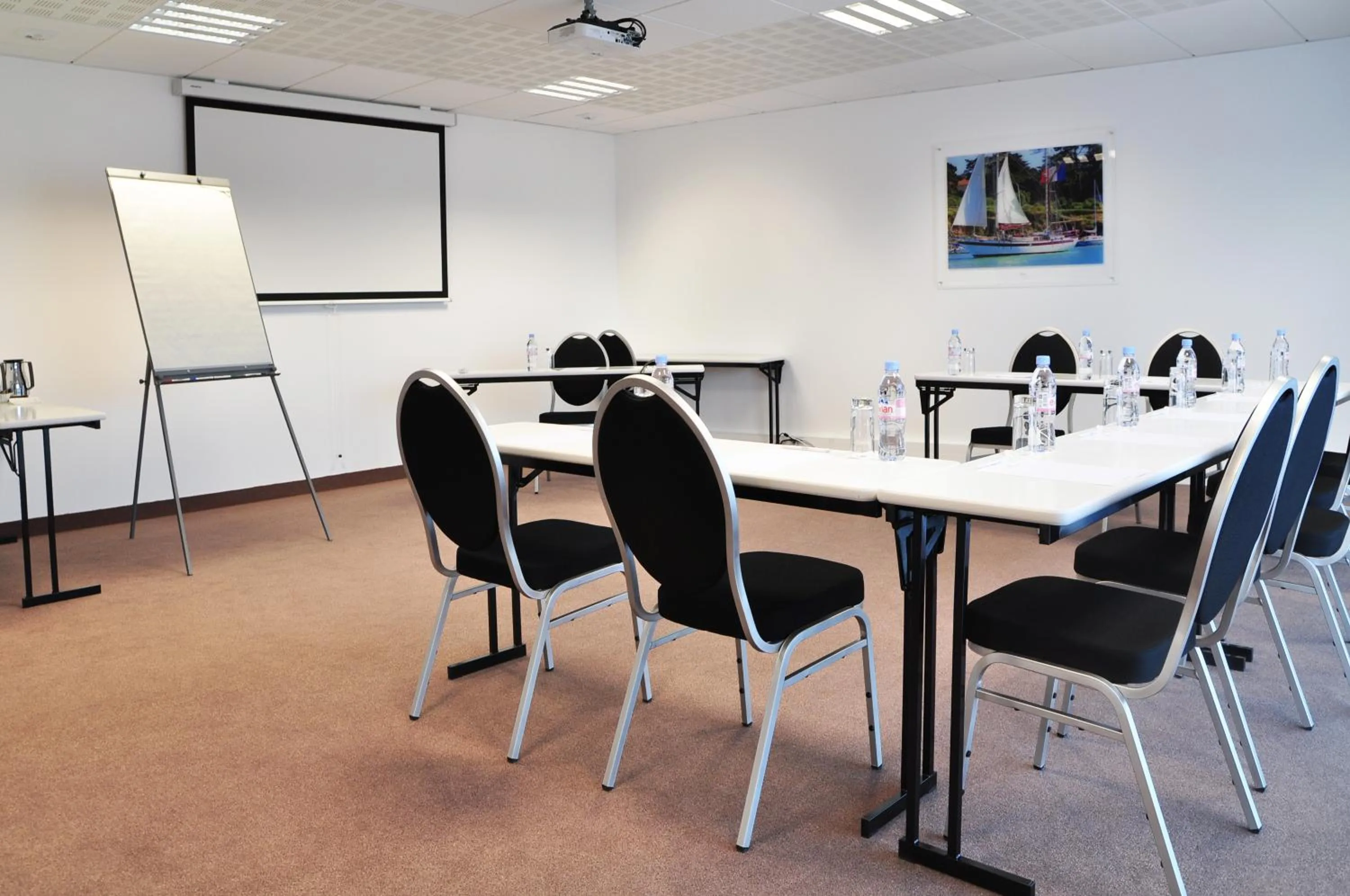 Meeting/conference room in Golden Tulip Pornic Suites- Appart Hotel