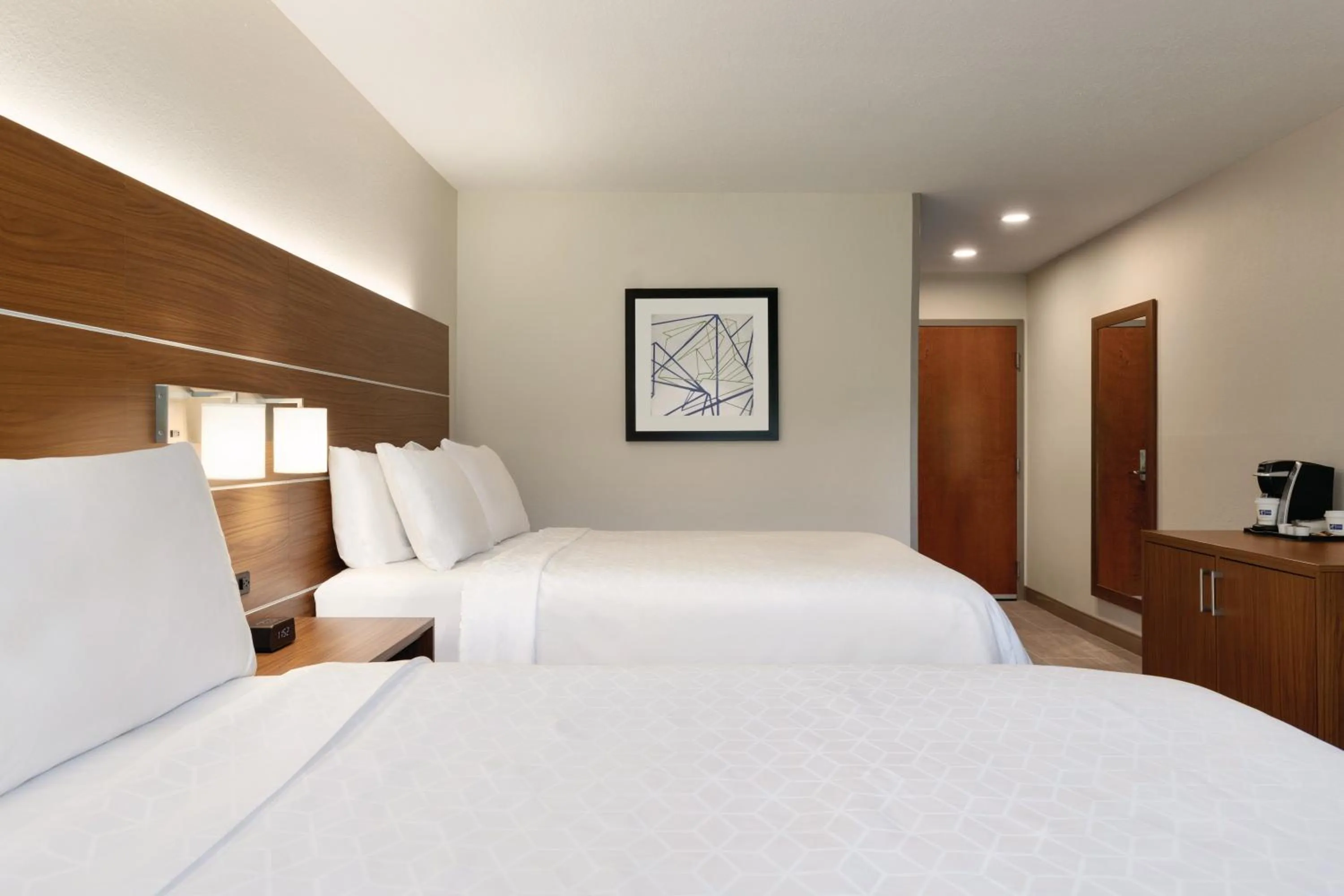 Photo of the whole room, Bed in Holiday Inn Express Hotel & Suites Lavonia by IHG