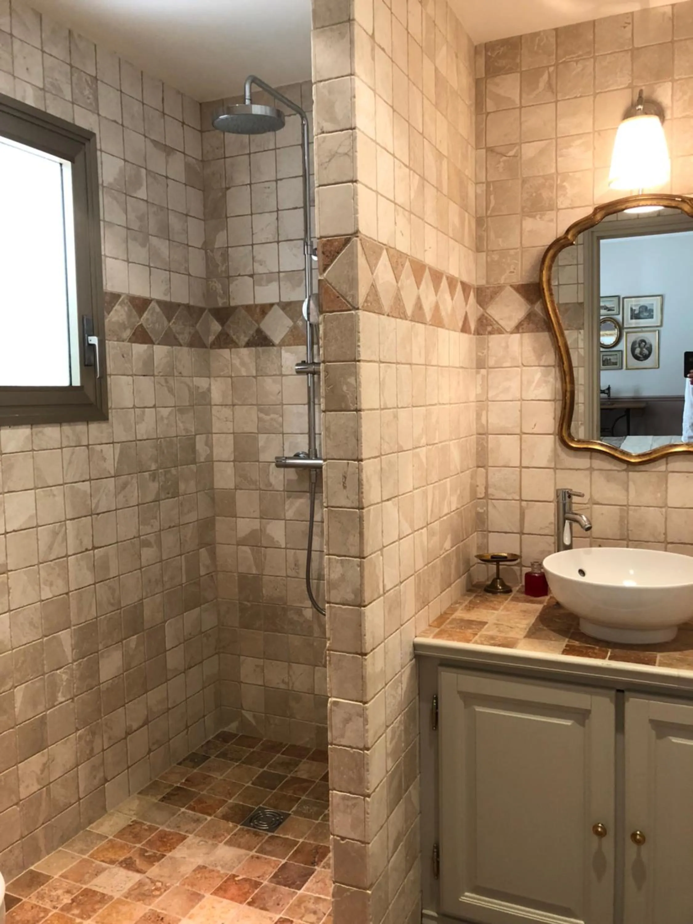 Shower in Les Aurochs