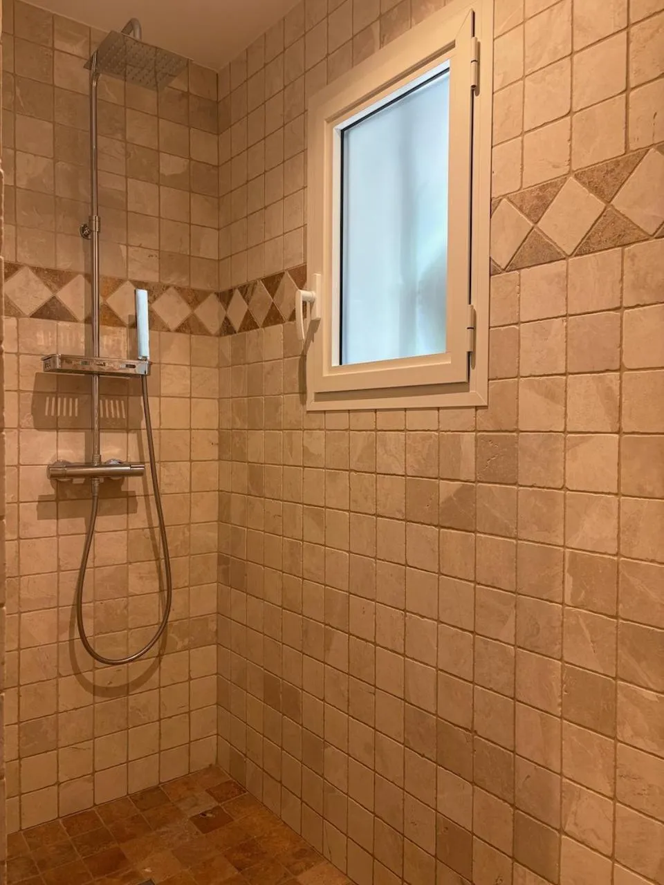 Shower in Les Aurochs